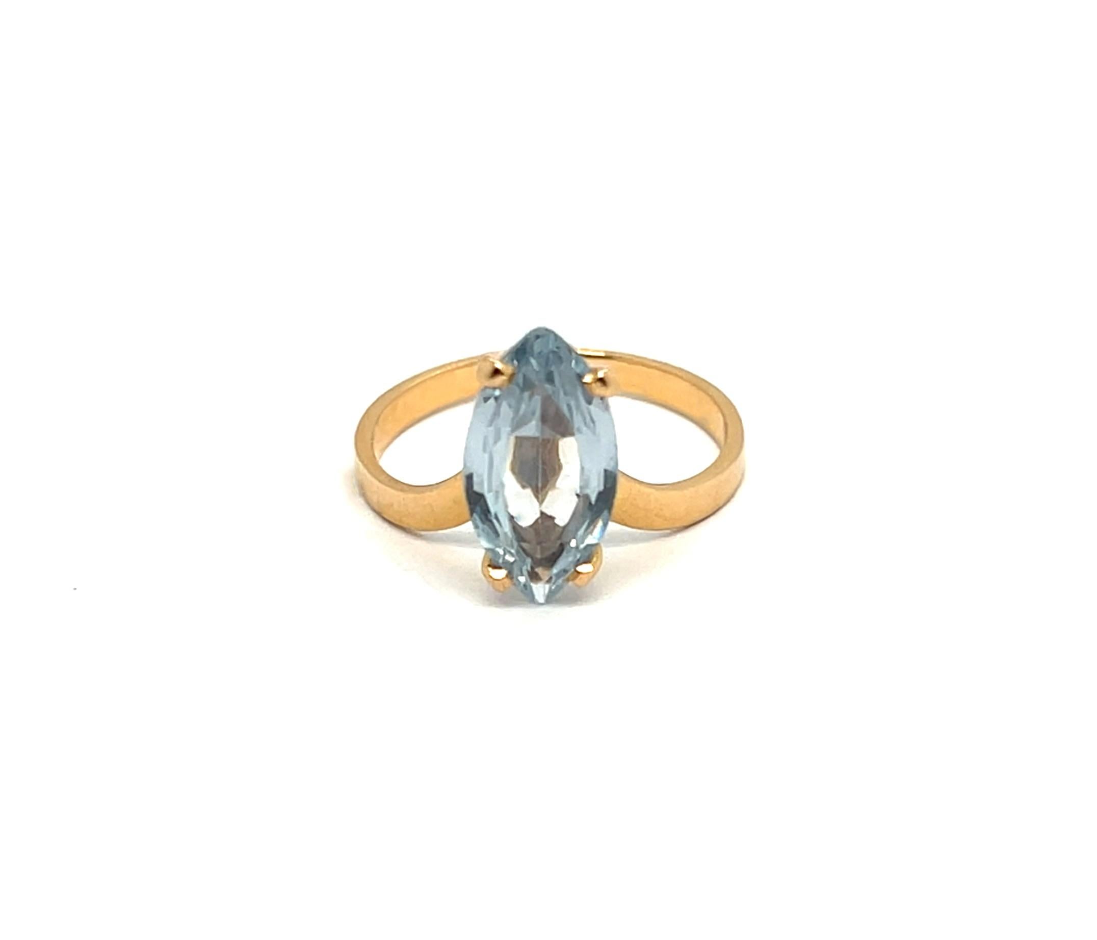 Retro 18k Yellow Gold Ring with Navette Cut Aquamarine For Sale