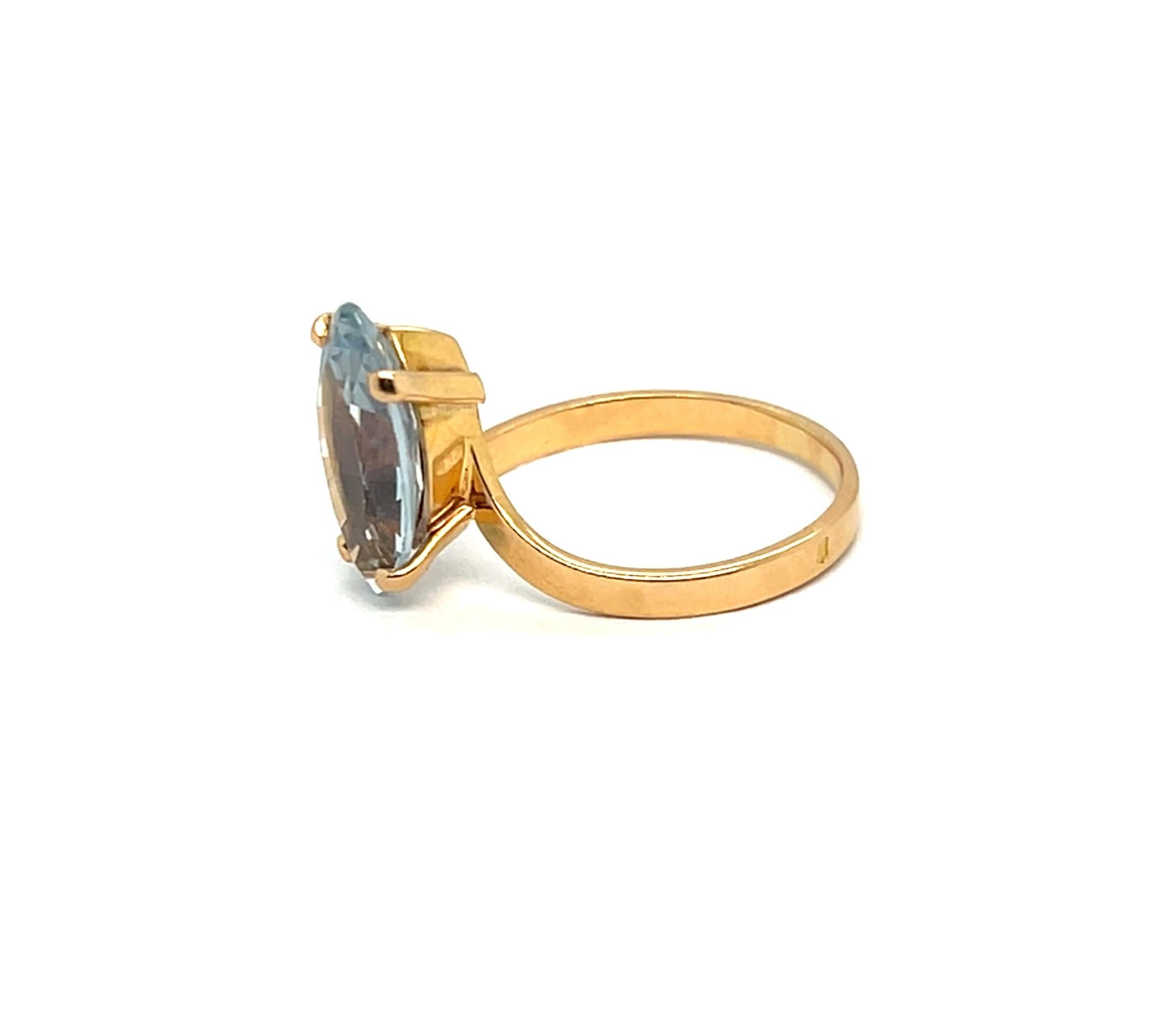 18k Yellow Gold Ring with Navette Cut Aquamarine For Sale 1