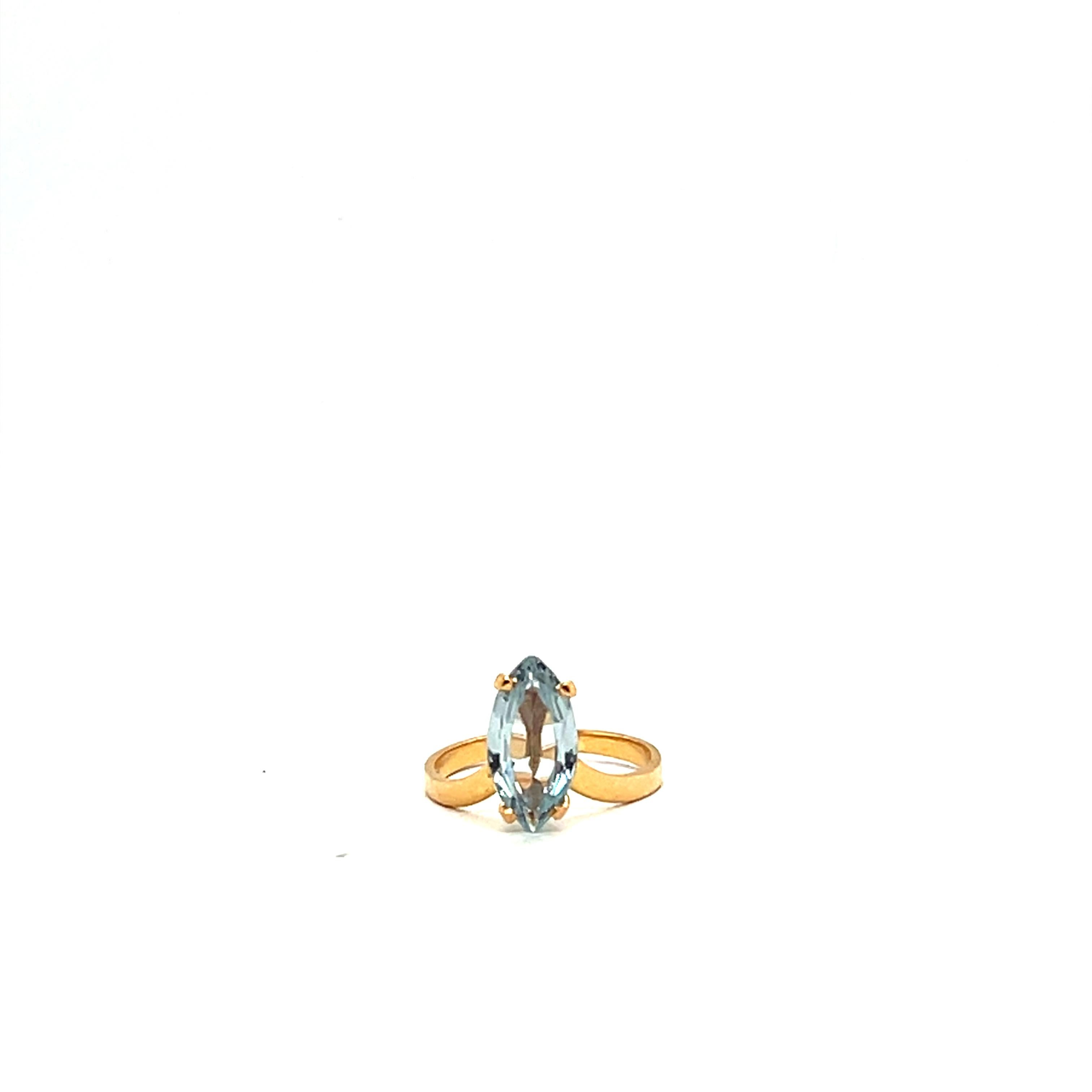 18k Yellow Gold Ring with Navette Cut Aquamarine For Sale 1