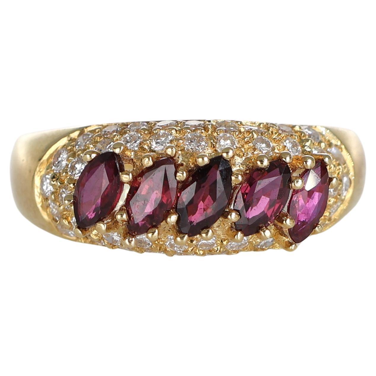 Anillo de oro amarillo de 18 quilates con rubíes talla navette y diamantes