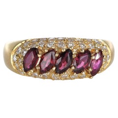 Anillo de oro amarillo de 18 quilates con rubíes talla navette y diamantes