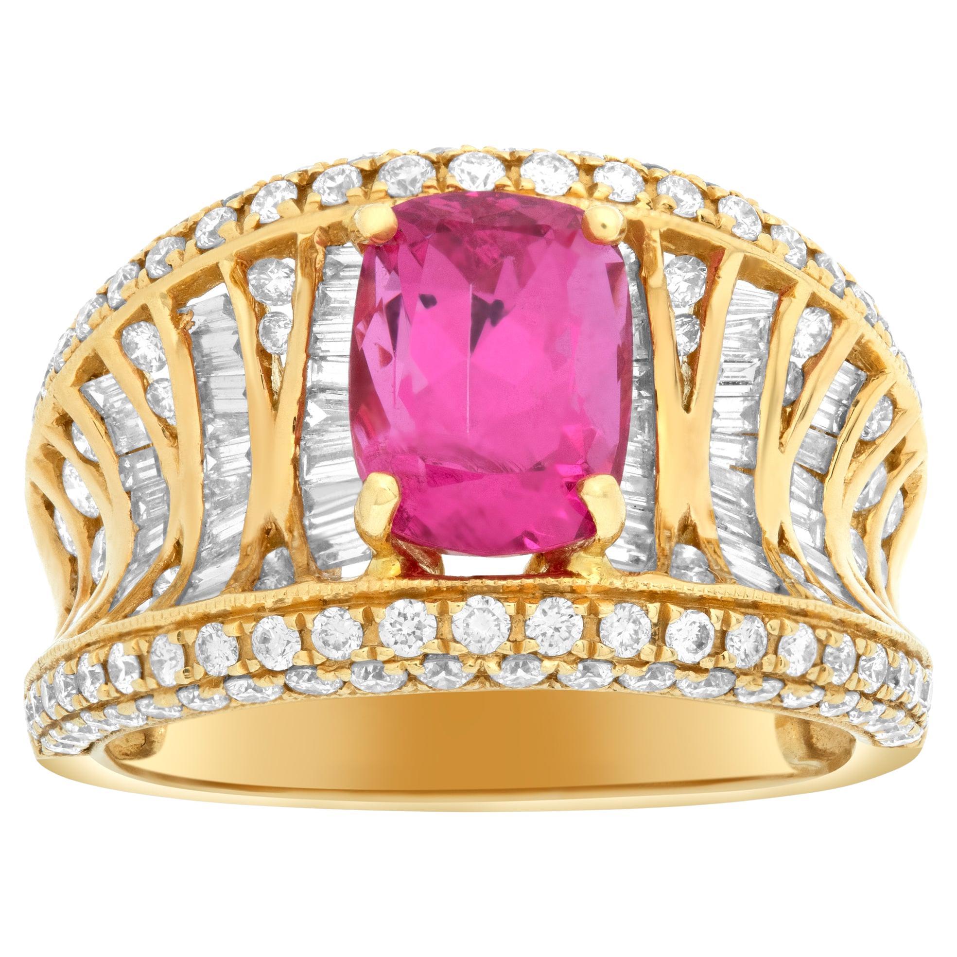 18k Yellow Gold Ring with Oval Brilliant Cut Pink Spinel '2.73 Carats' & Diamond For Sale