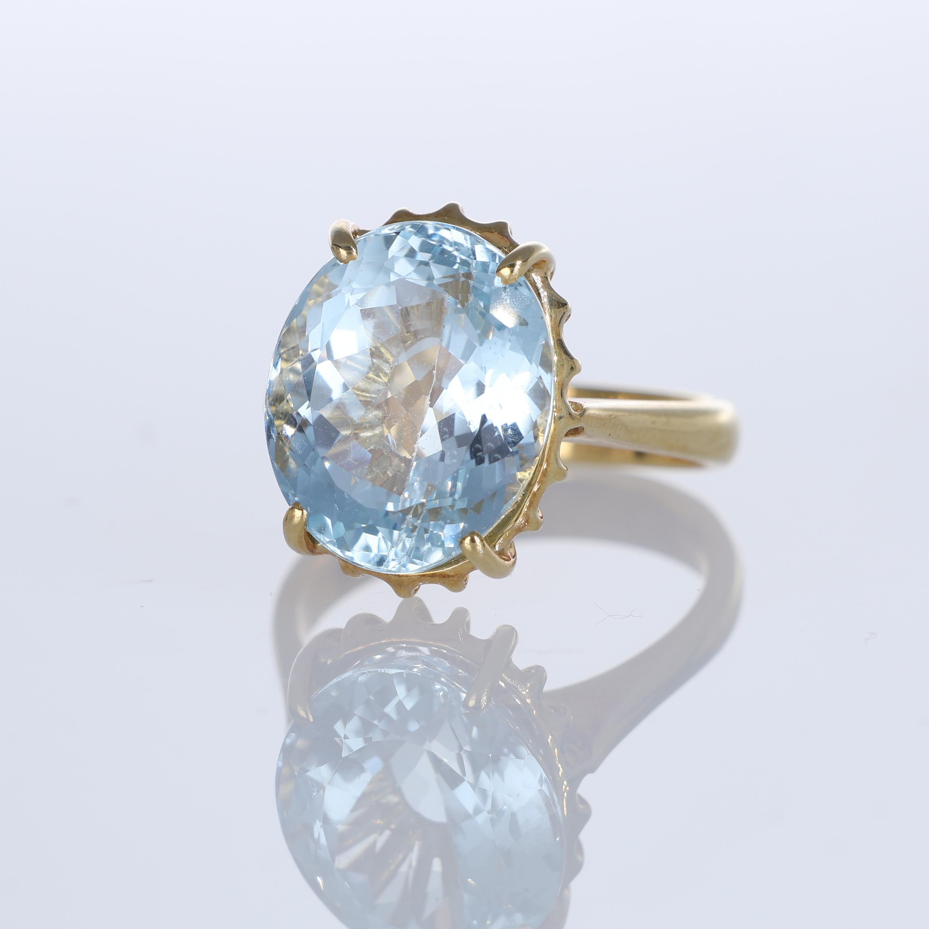 Oval Cut 18K Yellow Gold Ring with Oval-Cut Aquamarine For Sale