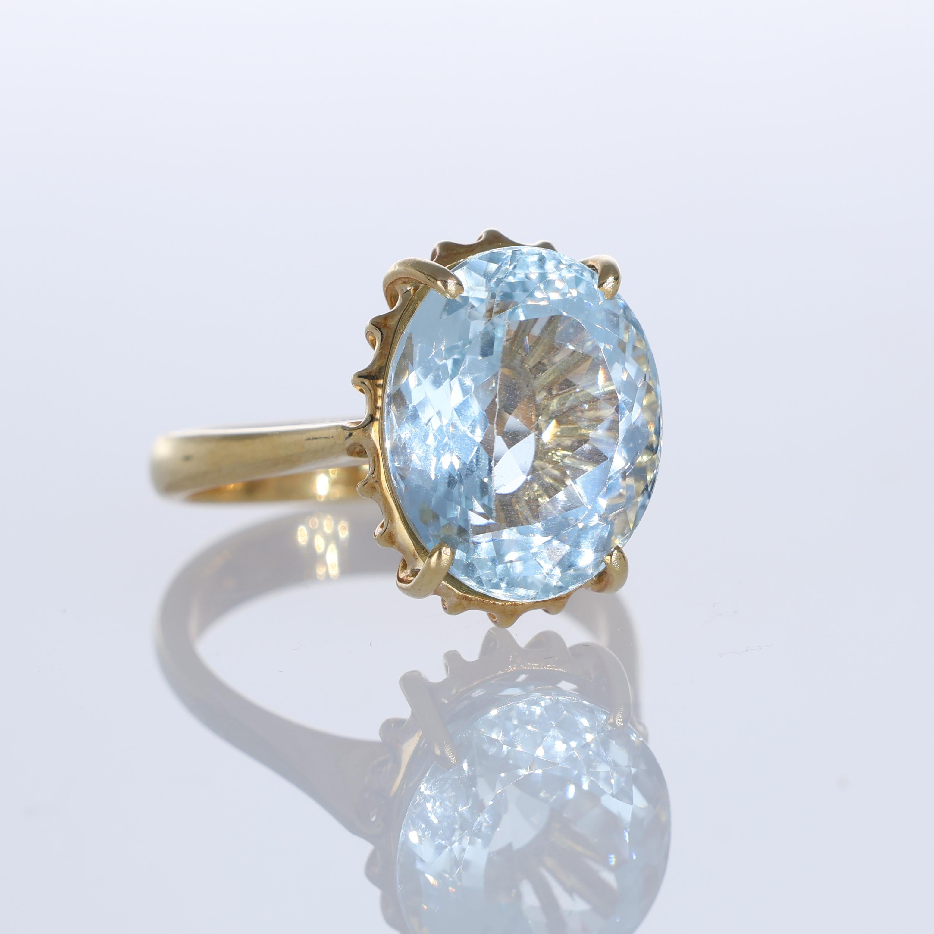 18K Yellow Gold Ring with Oval-Cut Aquamarine In New Condition For Sale In Bergamo, BG
