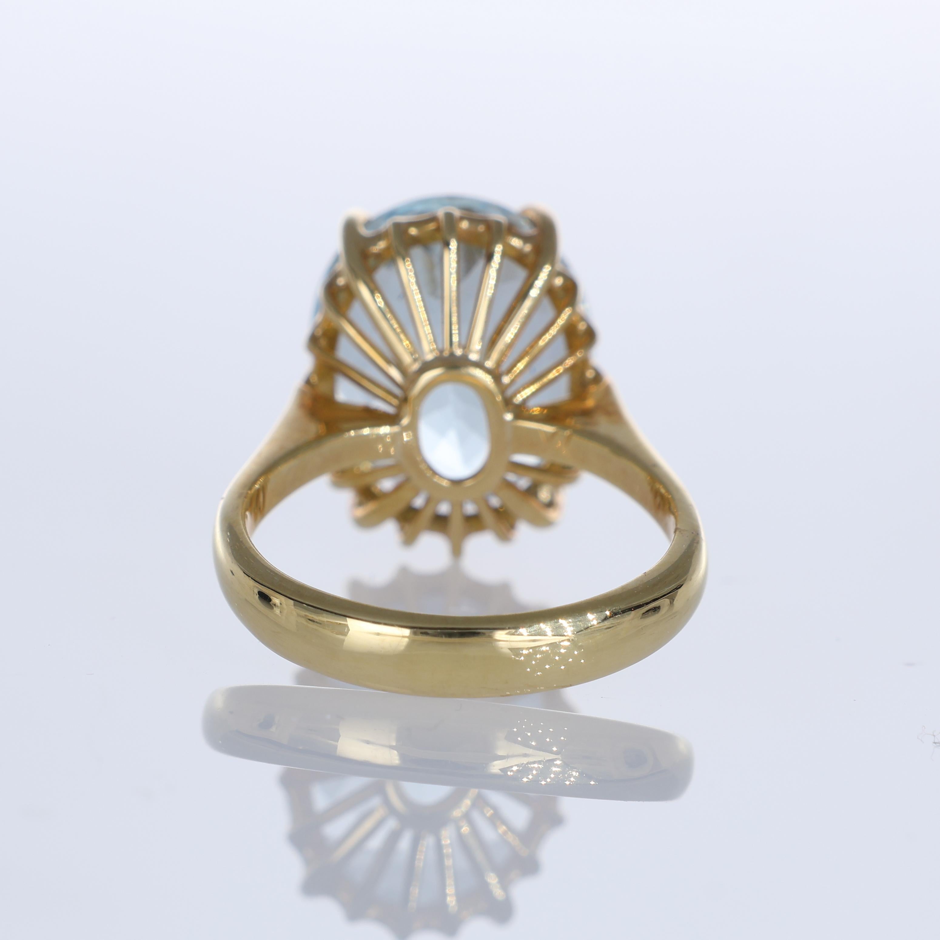 Women's or Men's 18K Yellow Gold Ring with Oval-Cut Aquamarine For Sale