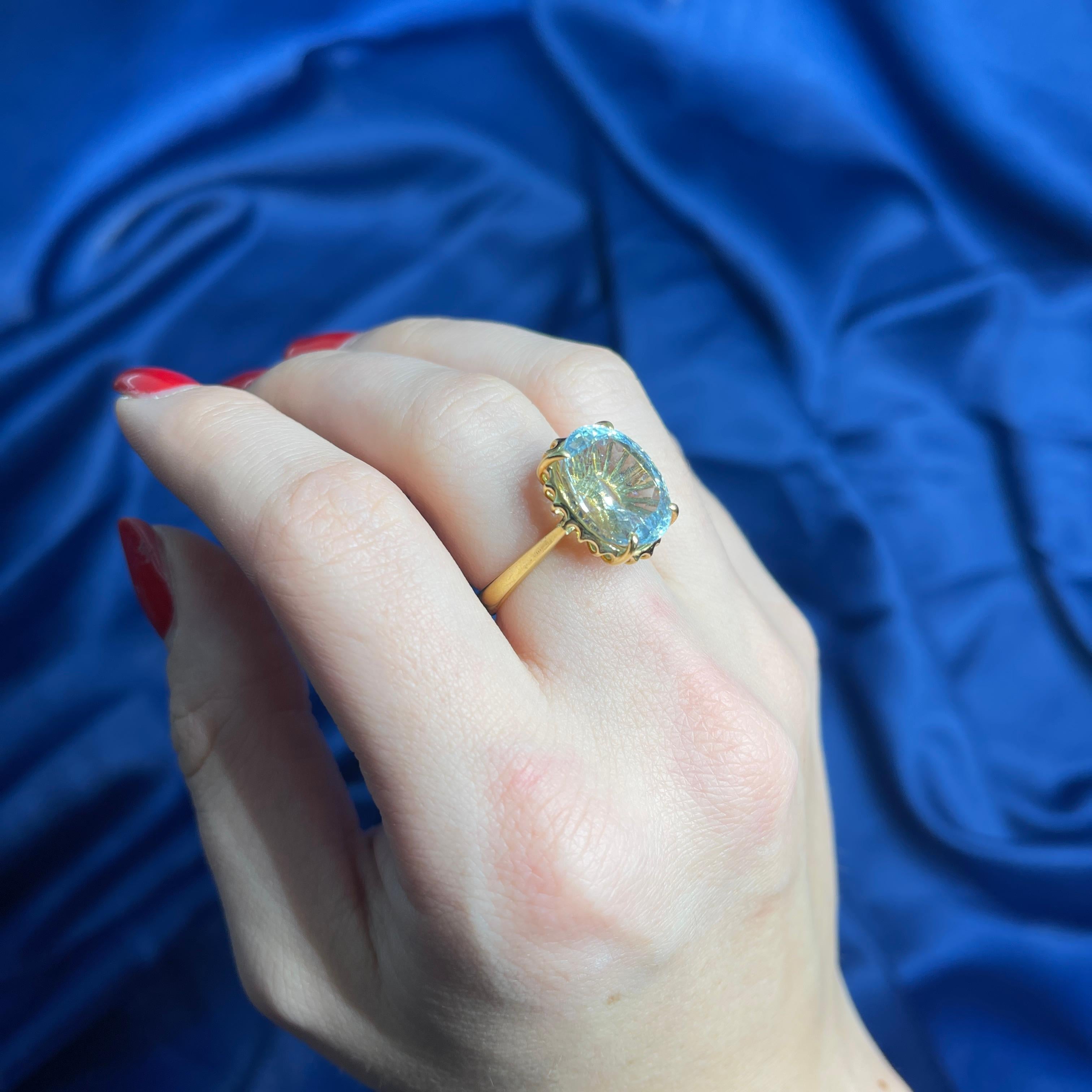 18K Yellow Gold Ring with Oval-Cut Aquamarine For Sale 1