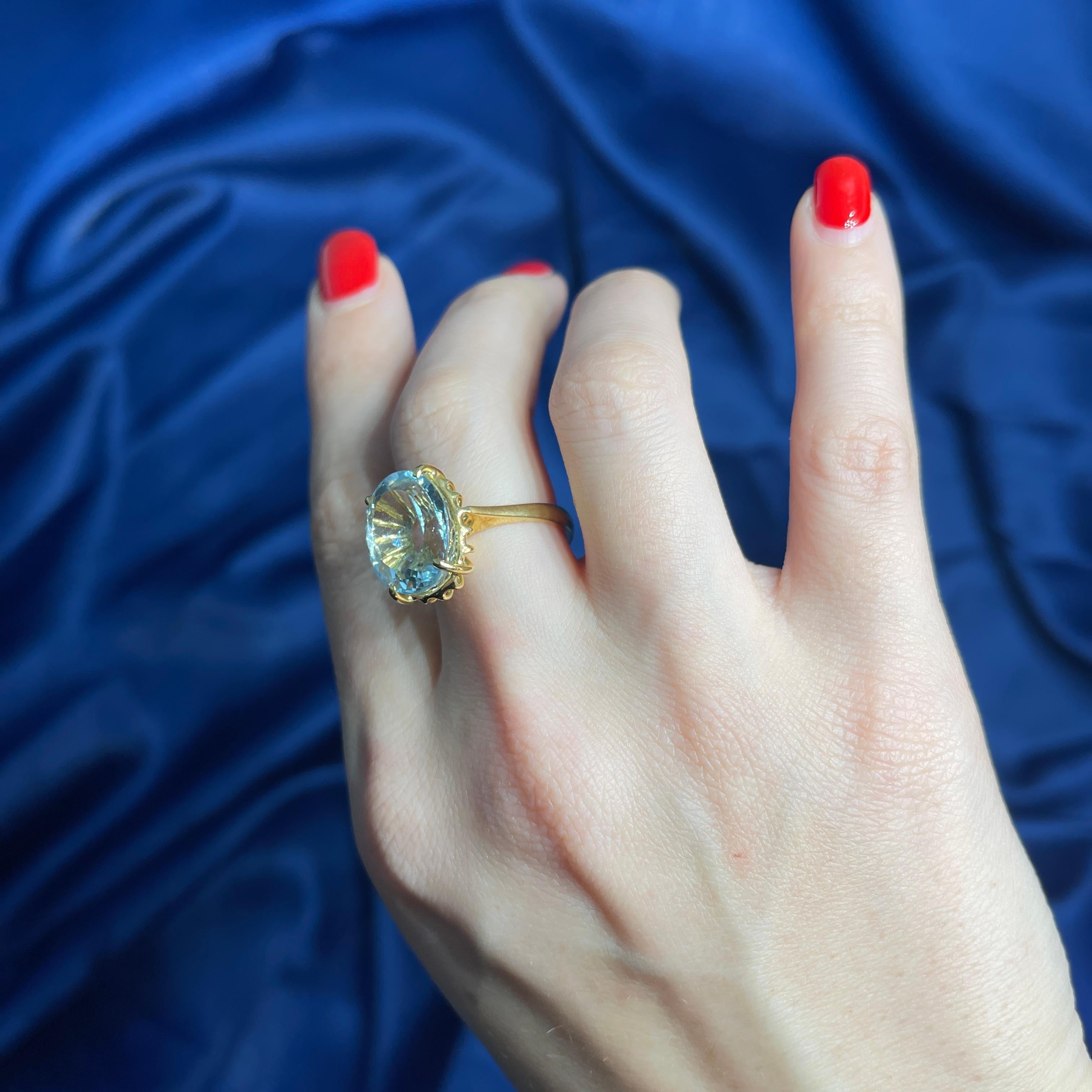 18K Yellow Gold Ring with Oval-Cut Aquamarine For Sale 2