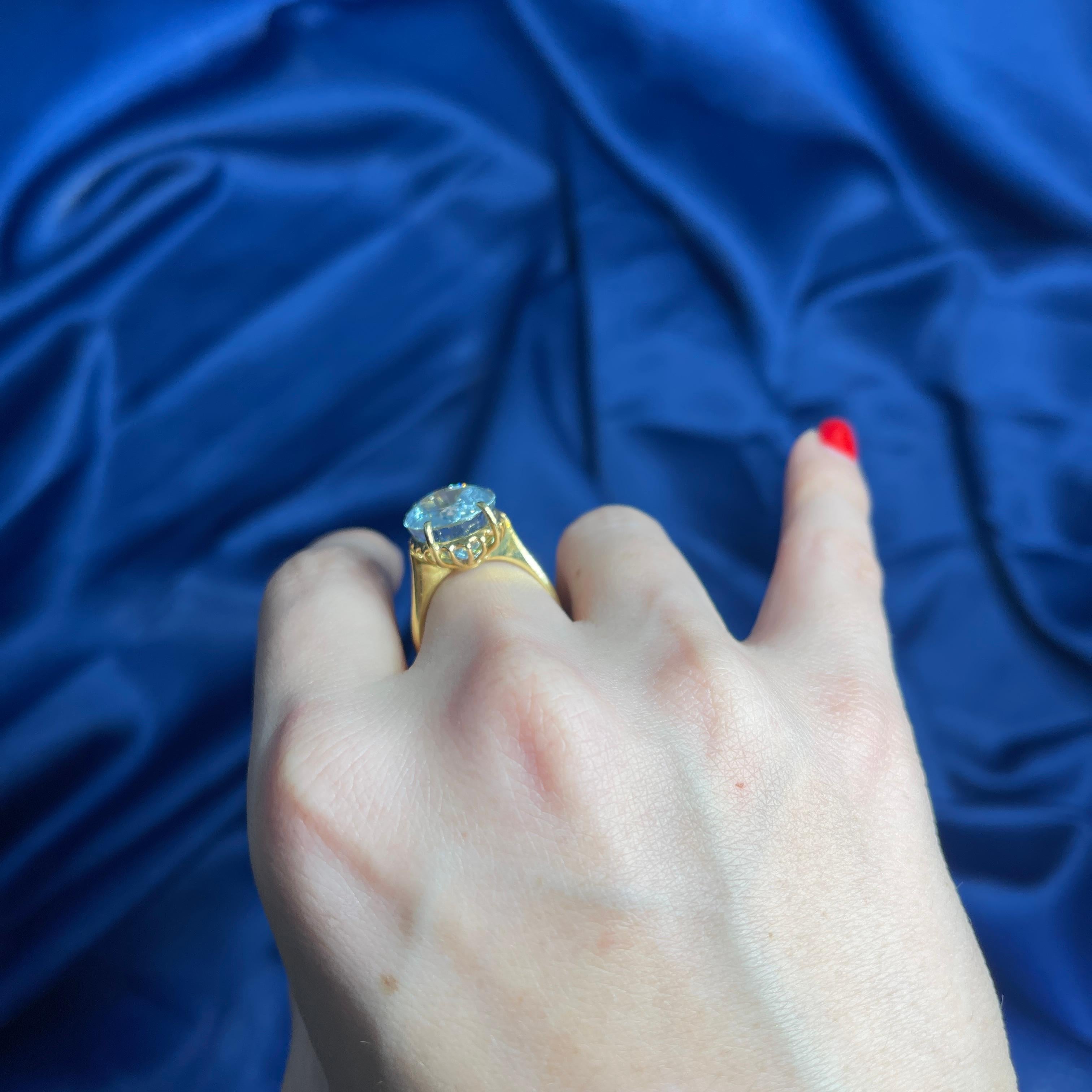 18K Yellow Gold Ring with Oval-Cut Aquamarine For Sale 3