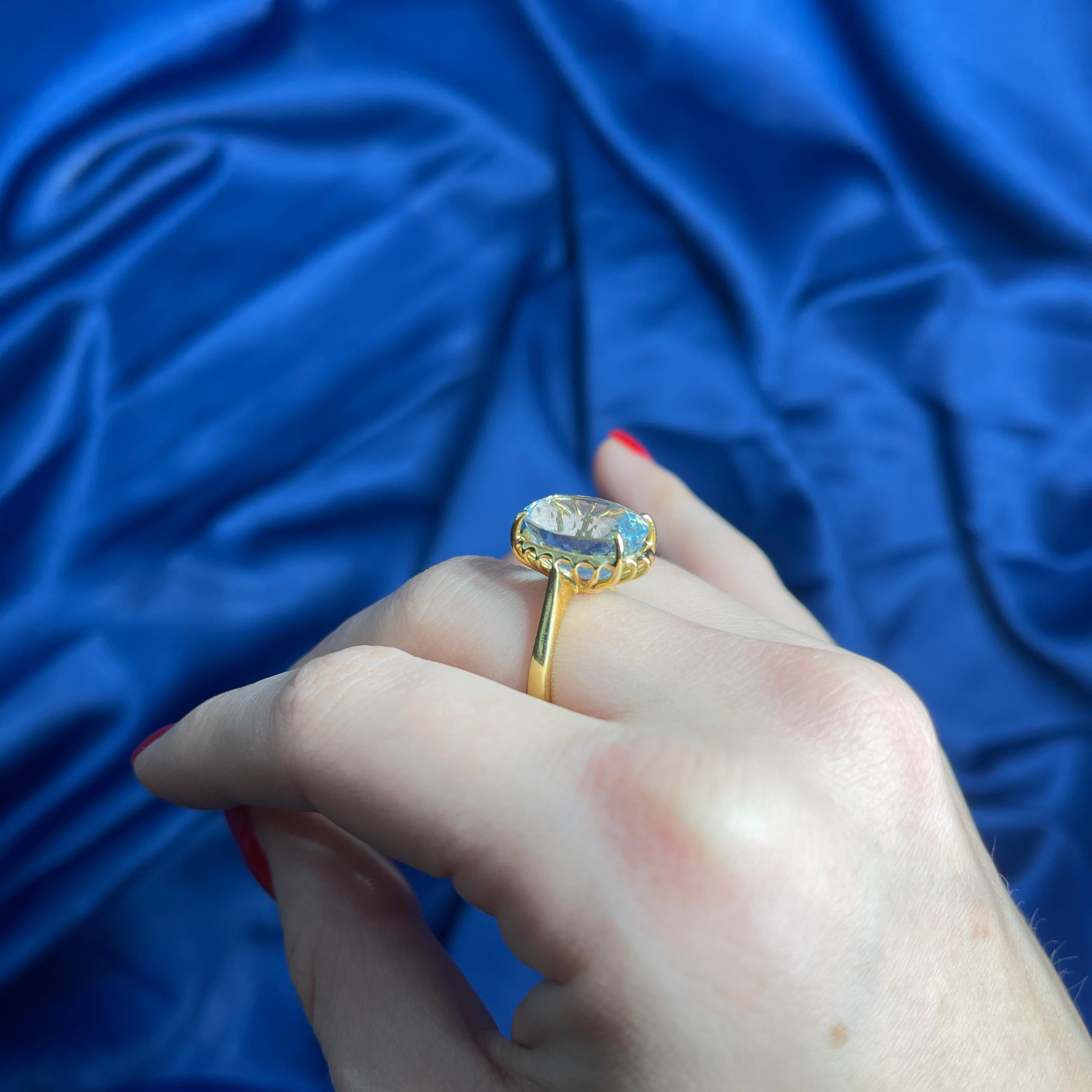 18K Yellow Gold Ring with Oval-Cut Aquamarine For Sale 4