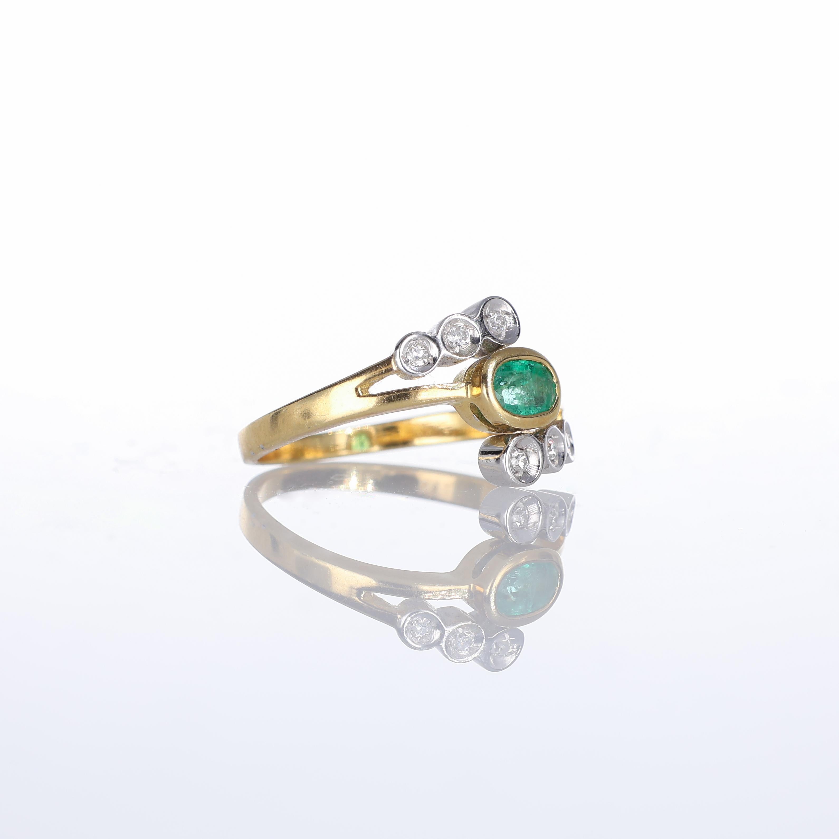 Taille brillant Bague en or jaune 18 carats avec émeraudes ovales et diamants en vente