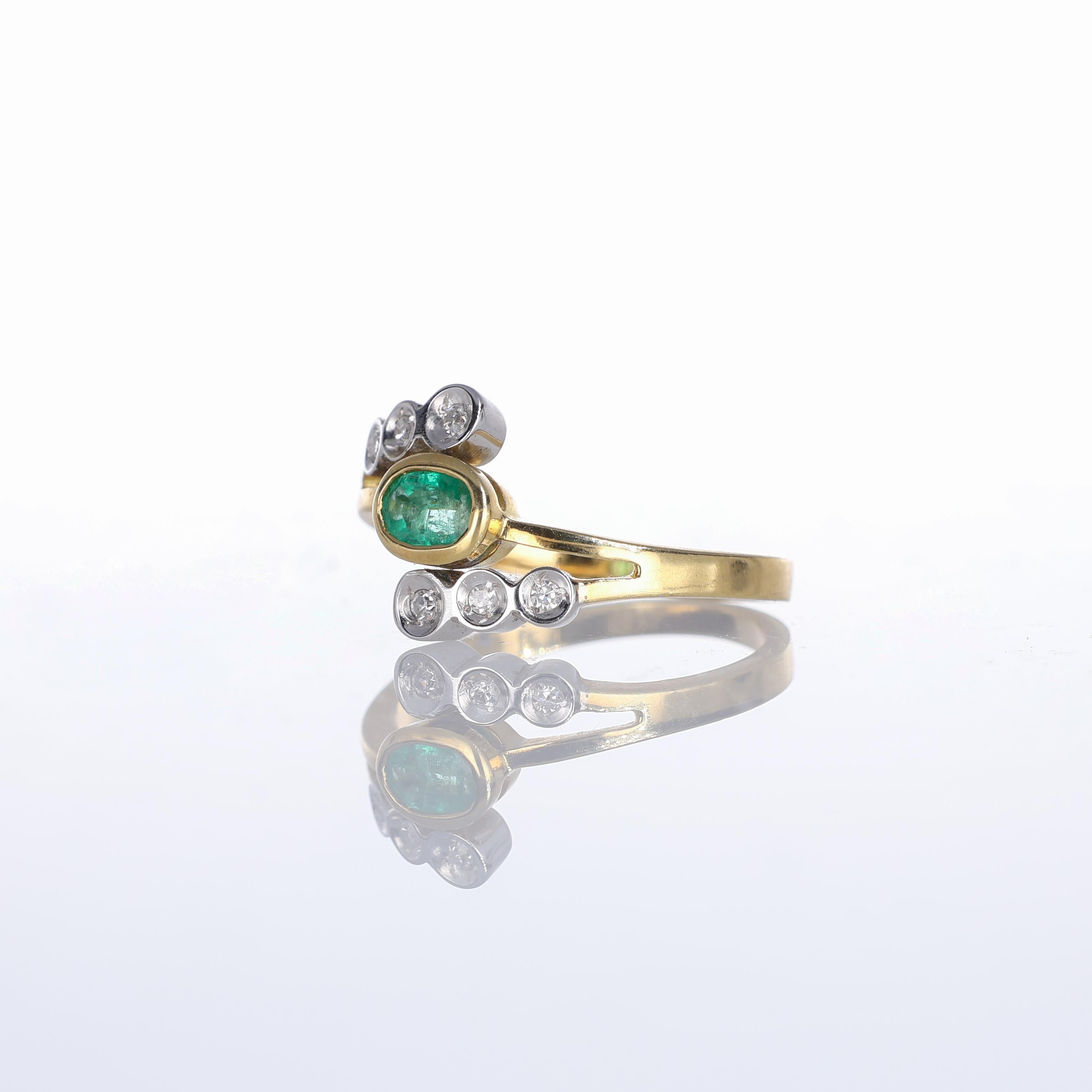 Bague en or jaune 18 carats avec émeraudes ovales et diamants Neuf - En vente à Bergamo, BG