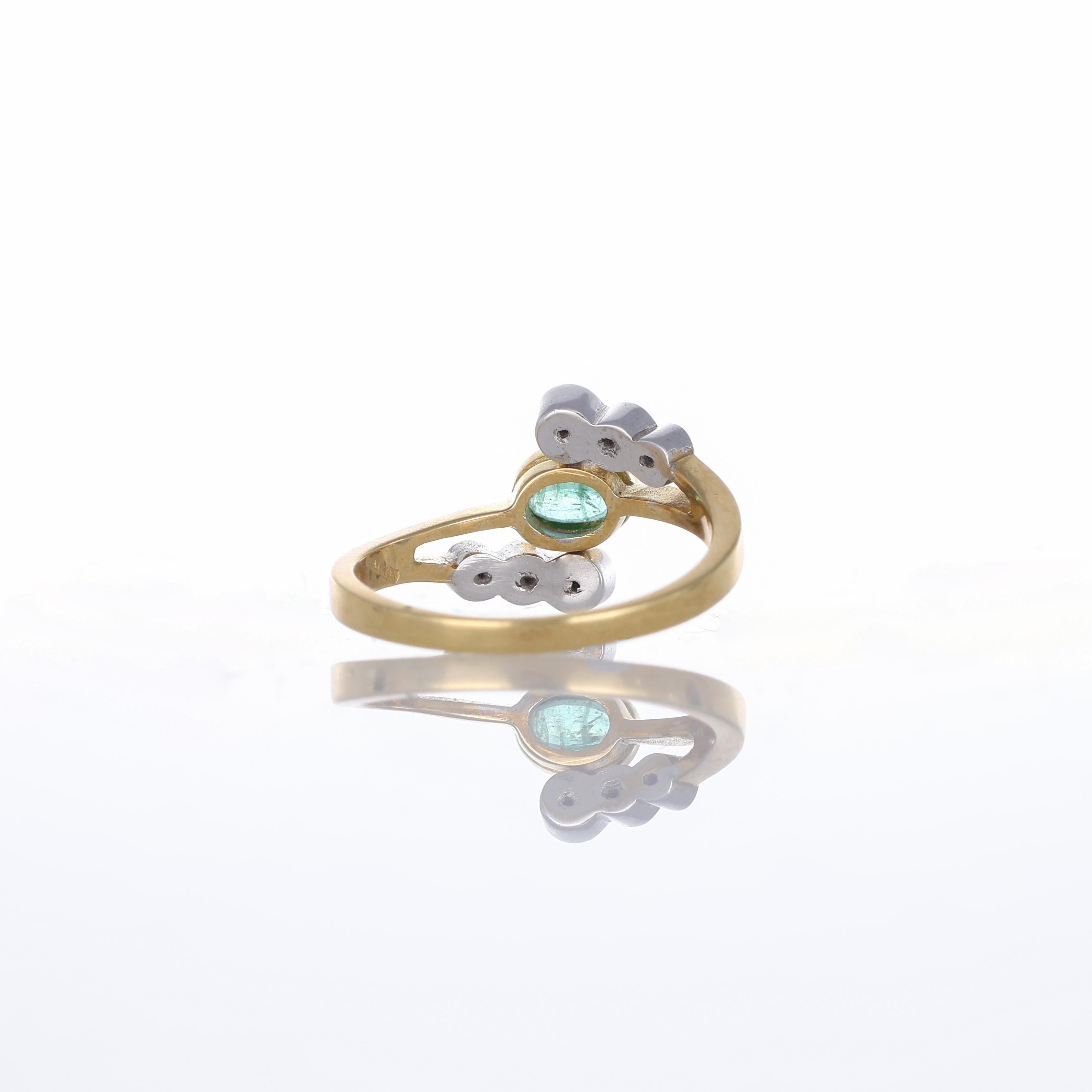 Bague en or jaune 18 carats avec émeraudes ovales et diamants Unisexe en vente