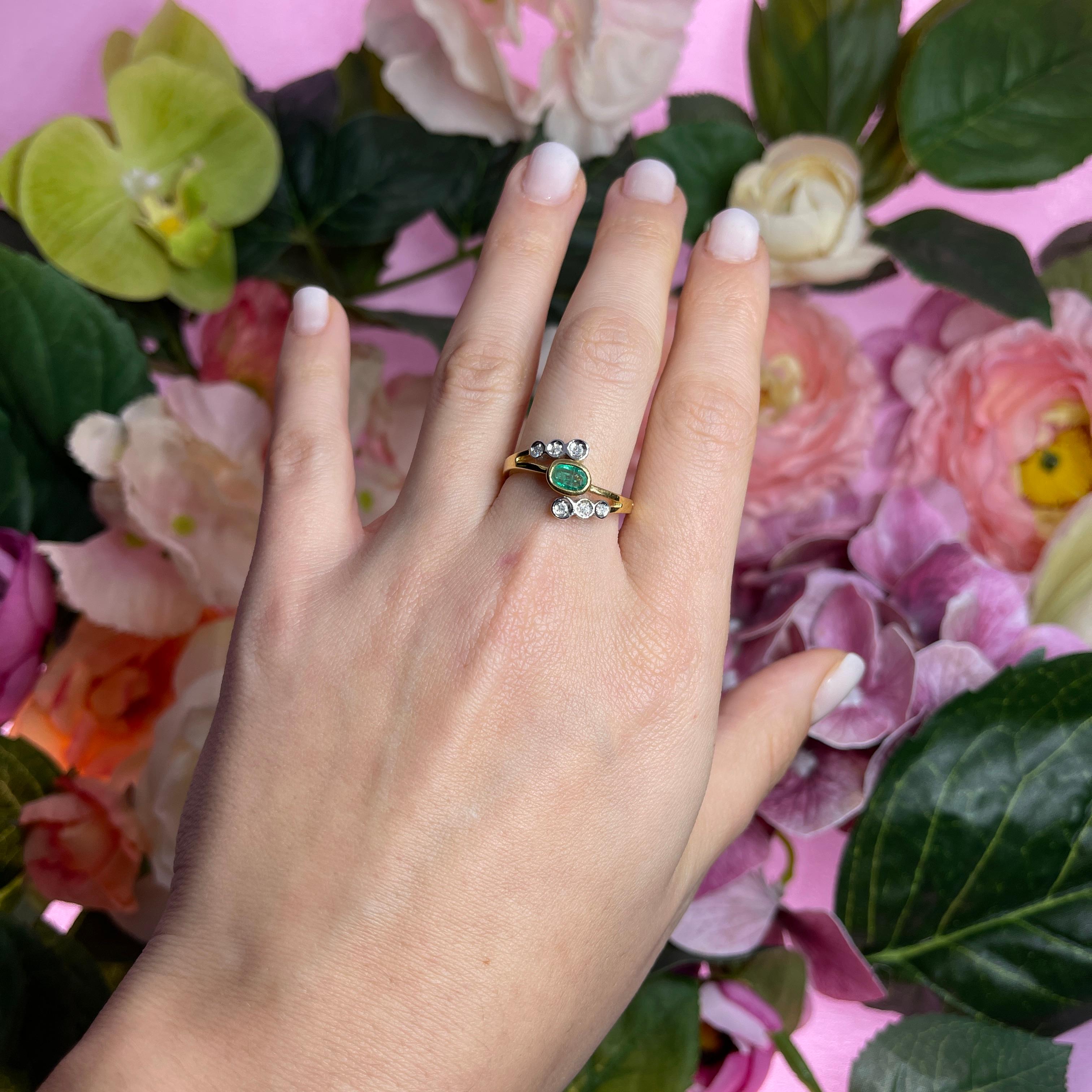 Bague en or jaune 18 carats avec émeraudes ovales et diamants en vente 1