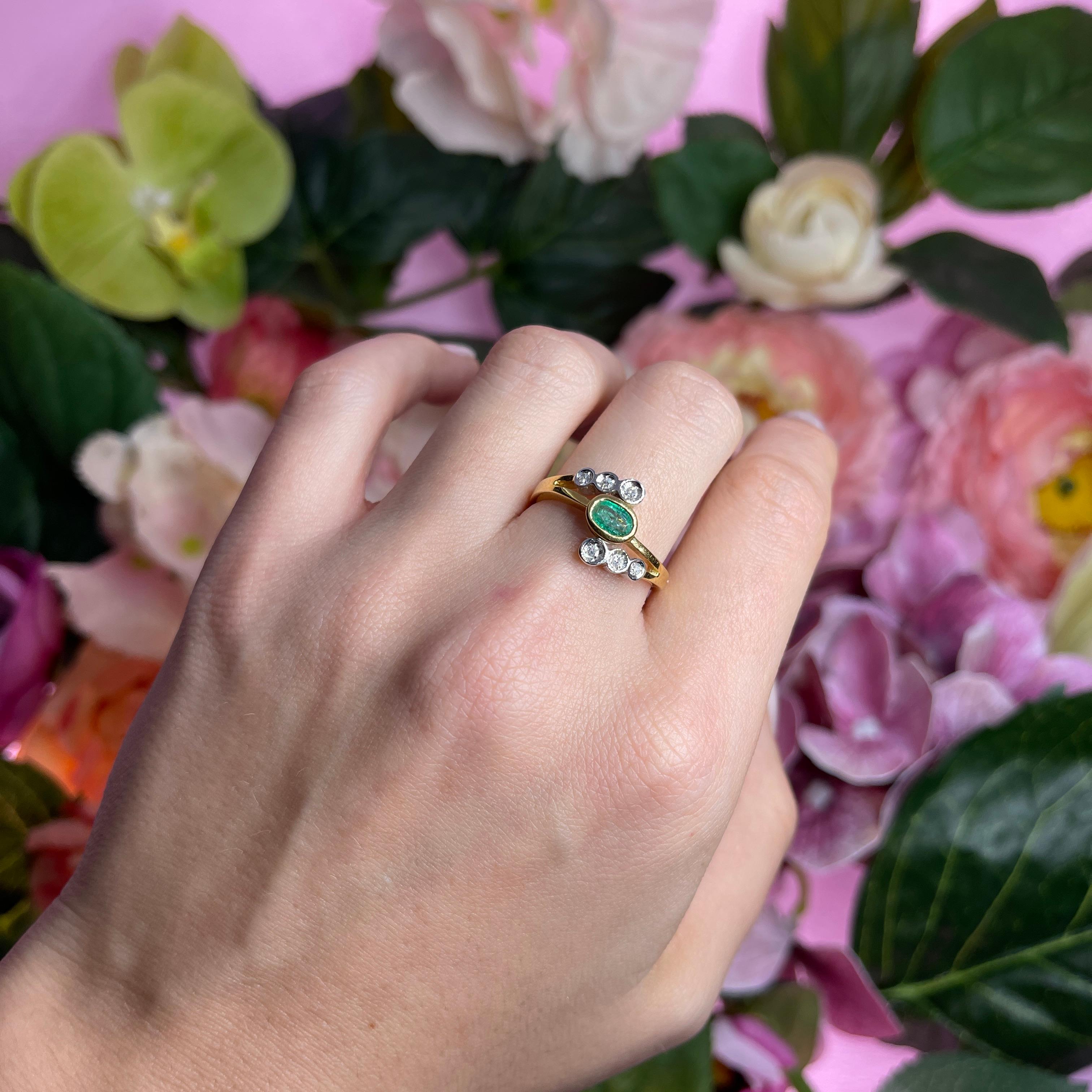 Bague en or jaune 18 carats avec émeraudes ovales et diamants en vente 2