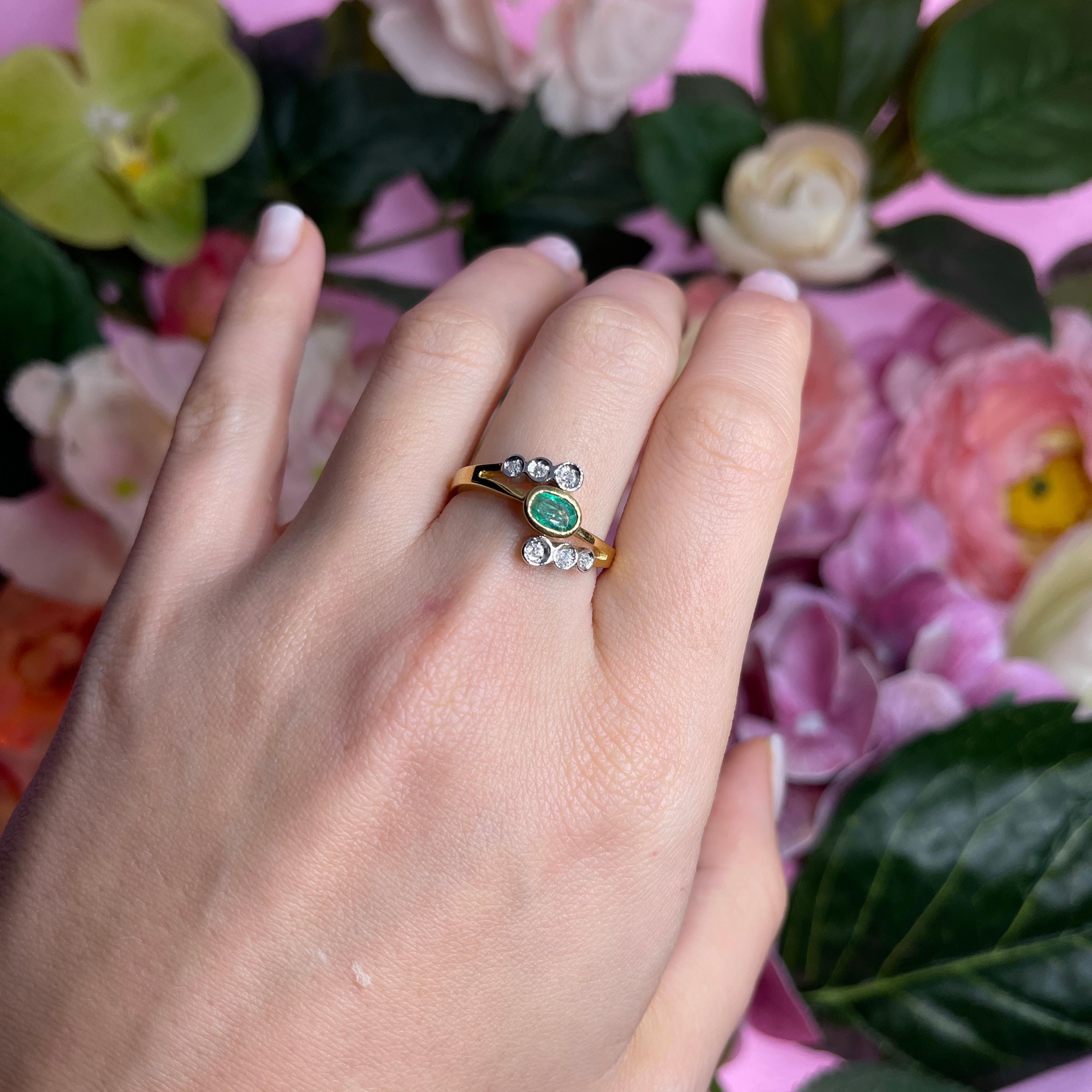 Bague en or jaune 18 carats avec émeraudes ovales et diamants en vente 3