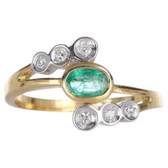 Anello in oro giallo 18k con smeraldo ovale e accenti di diamanti