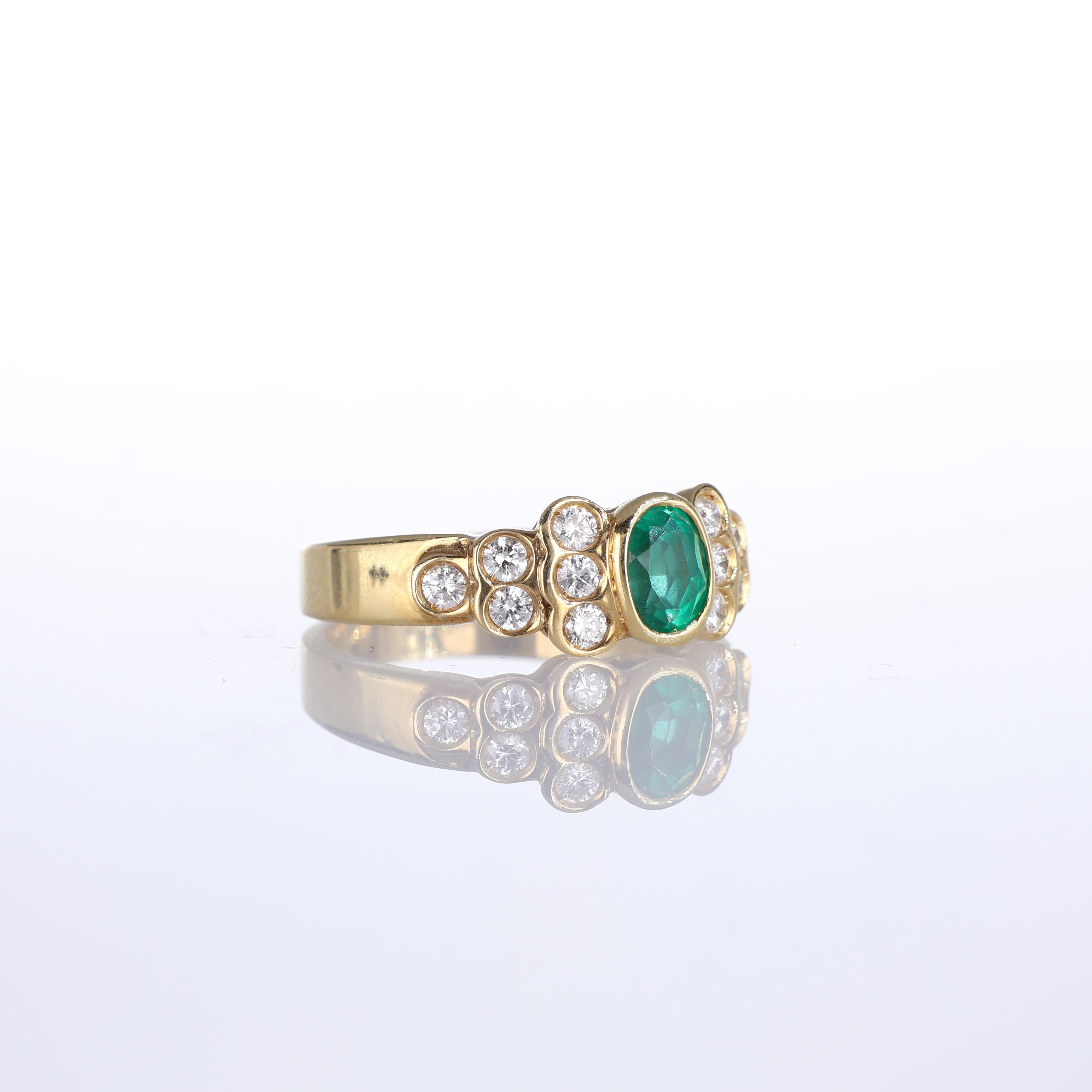 Brilliant Cut 18k Yellow Gold Ring with Oval Emerald and Diamonds For Sale