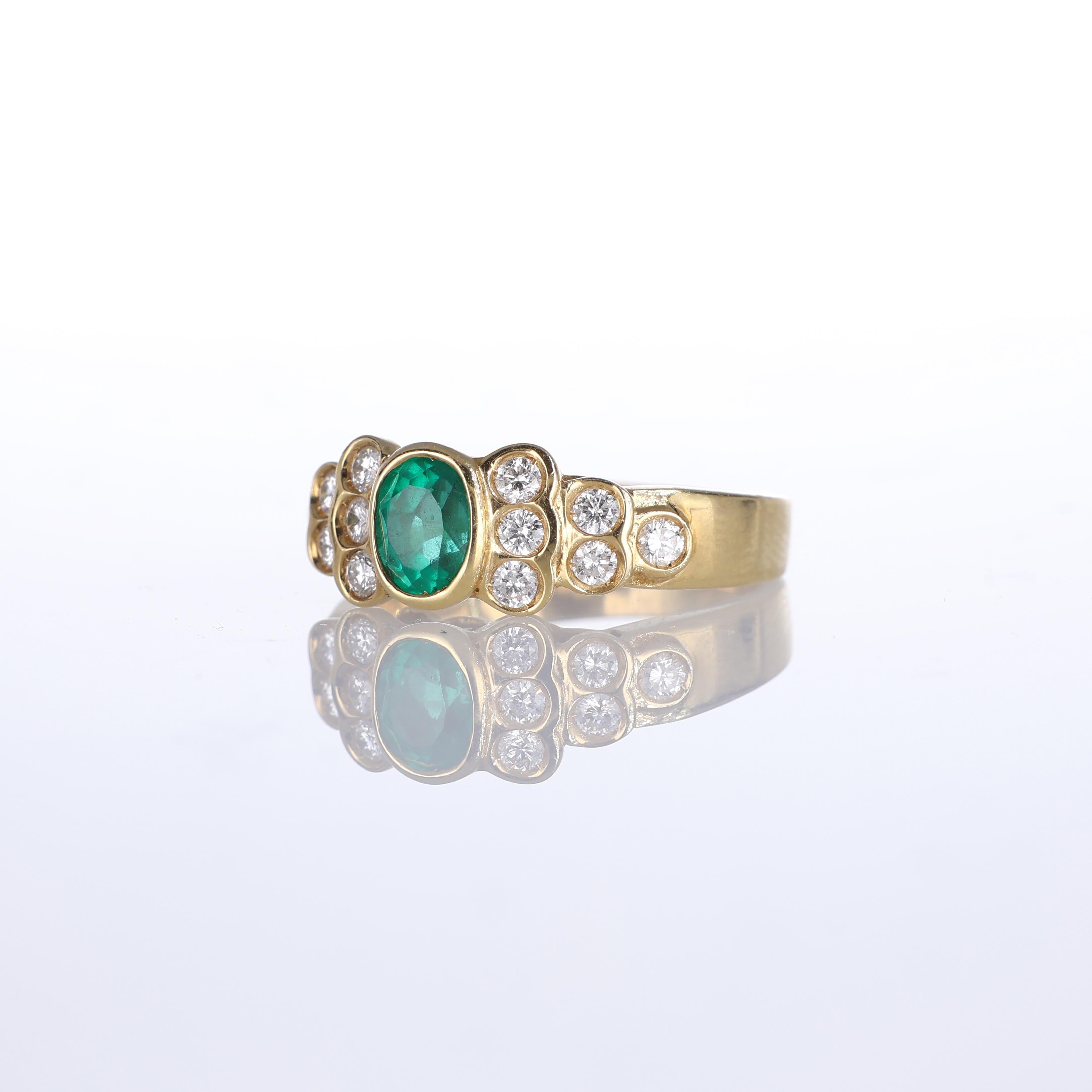 18k Yellow Gold Ring with Oval Emerald and Diamonds In New Condition For Sale In Bergamo, BG
