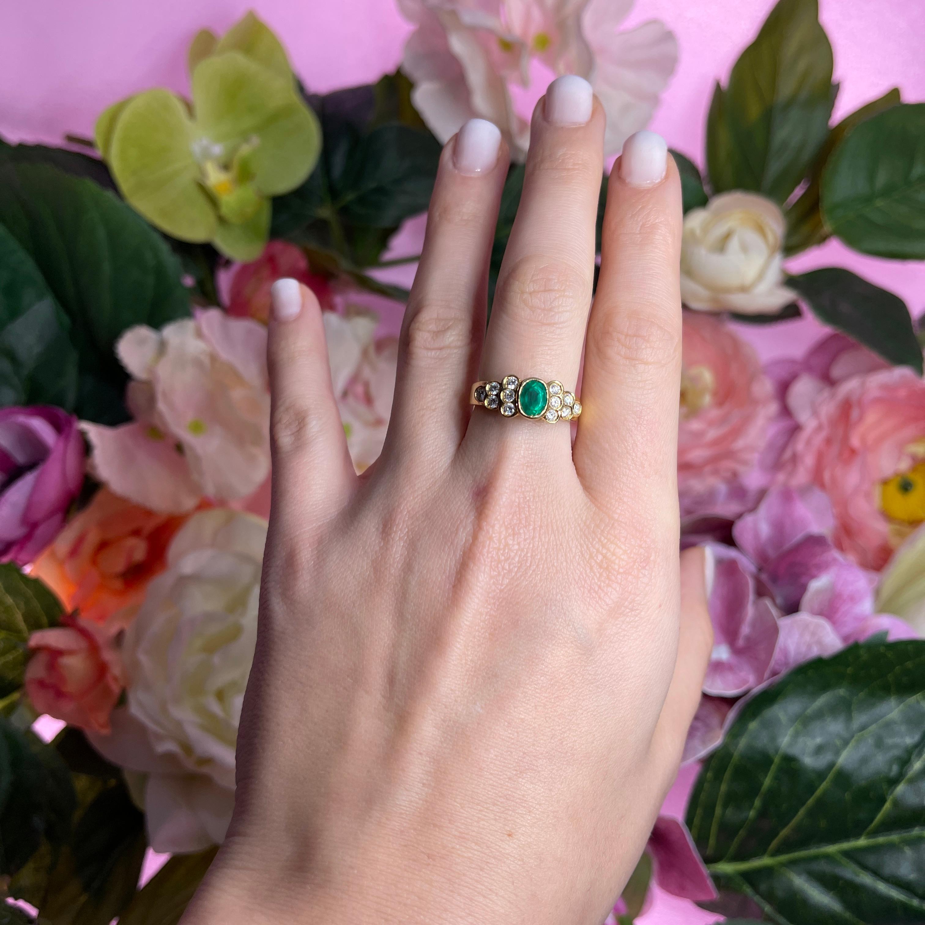 18k Yellow Gold Ring with Oval Emerald and Diamonds For Sale 1