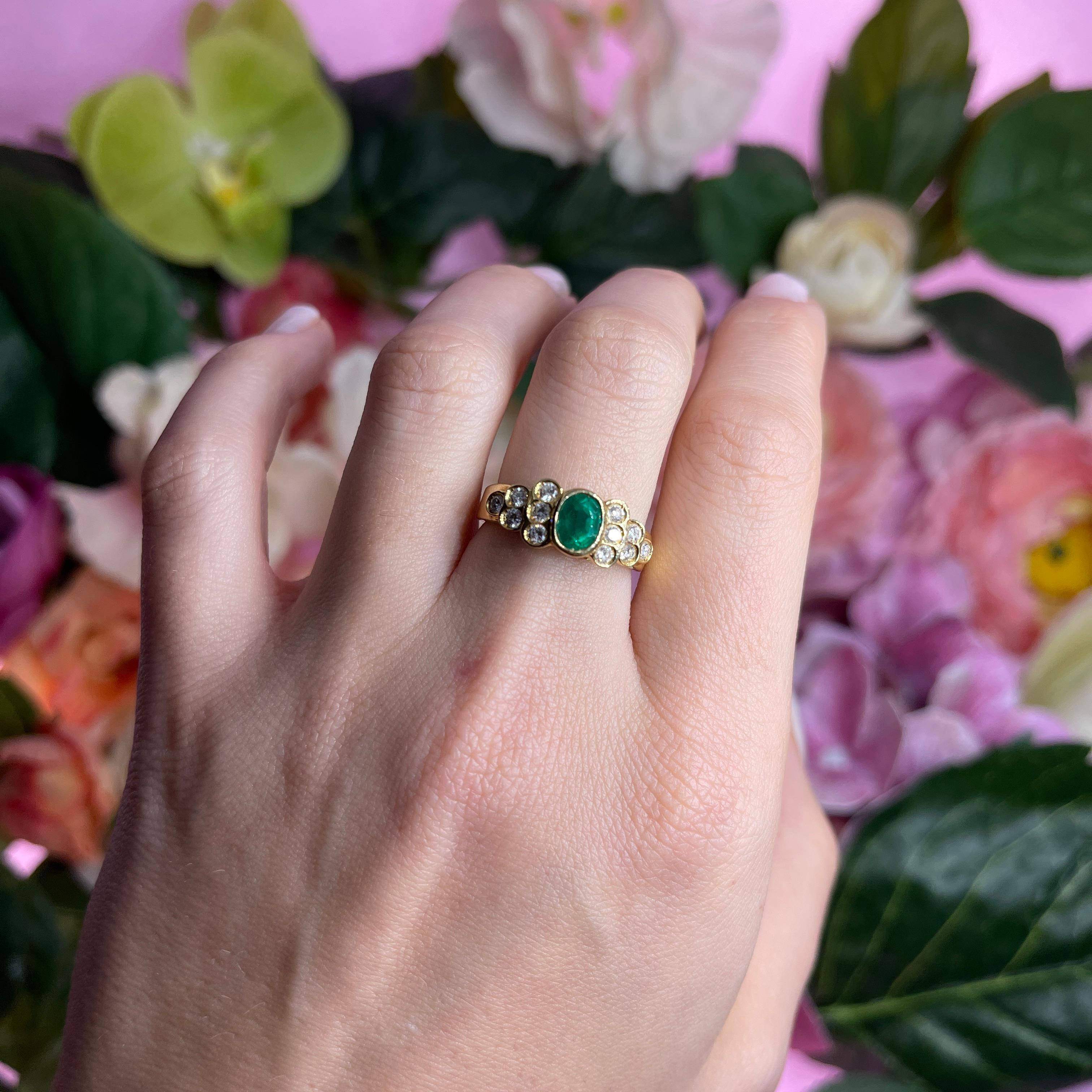 18k Yellow Gold Ring with Oval Emerald and Diamonds For Sale 2