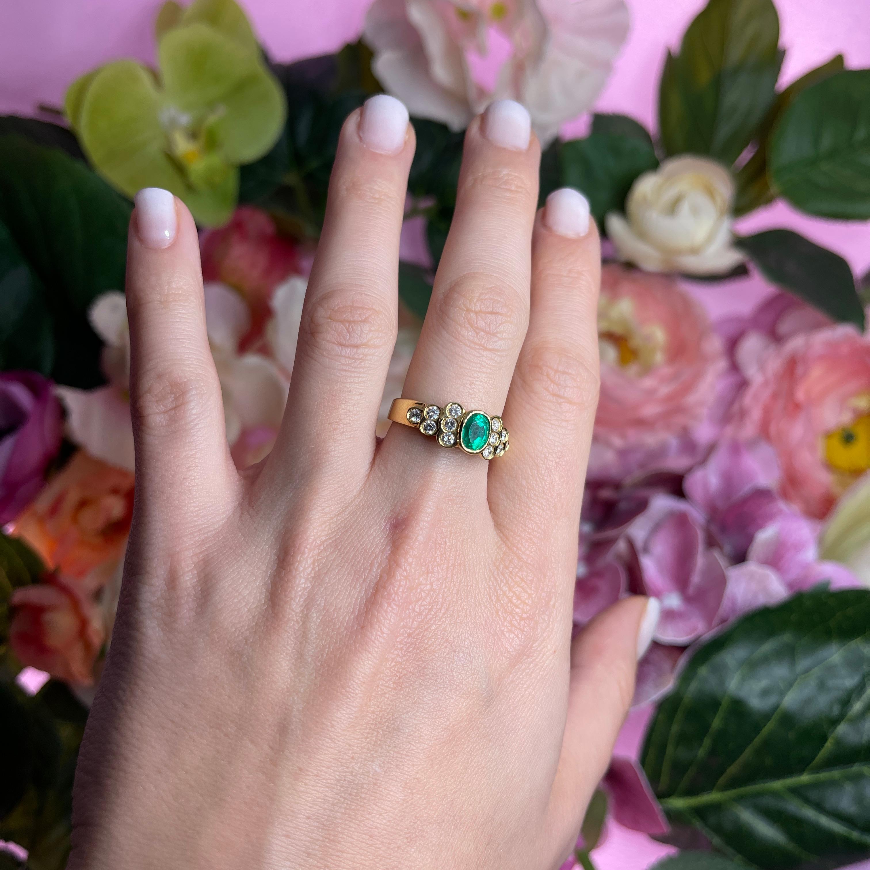 18k Yellow Gold Ring with Oval Emerald and Diamonds For Sale 3