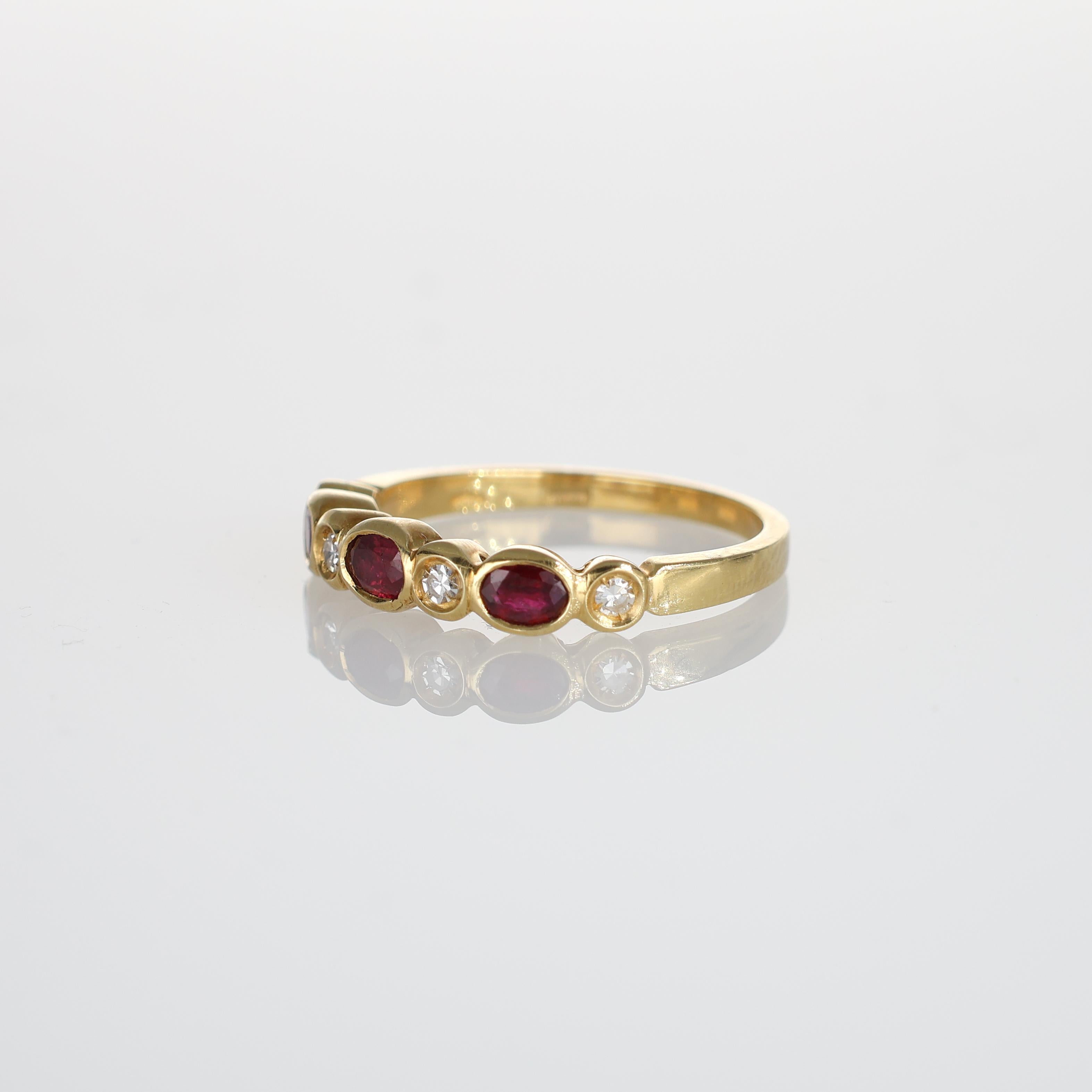 Anillo de oro amarillo de 18 quilates con rubíes ovales y diamantes talla brillante en Nuevo estado para la venta en Bergamo, BG