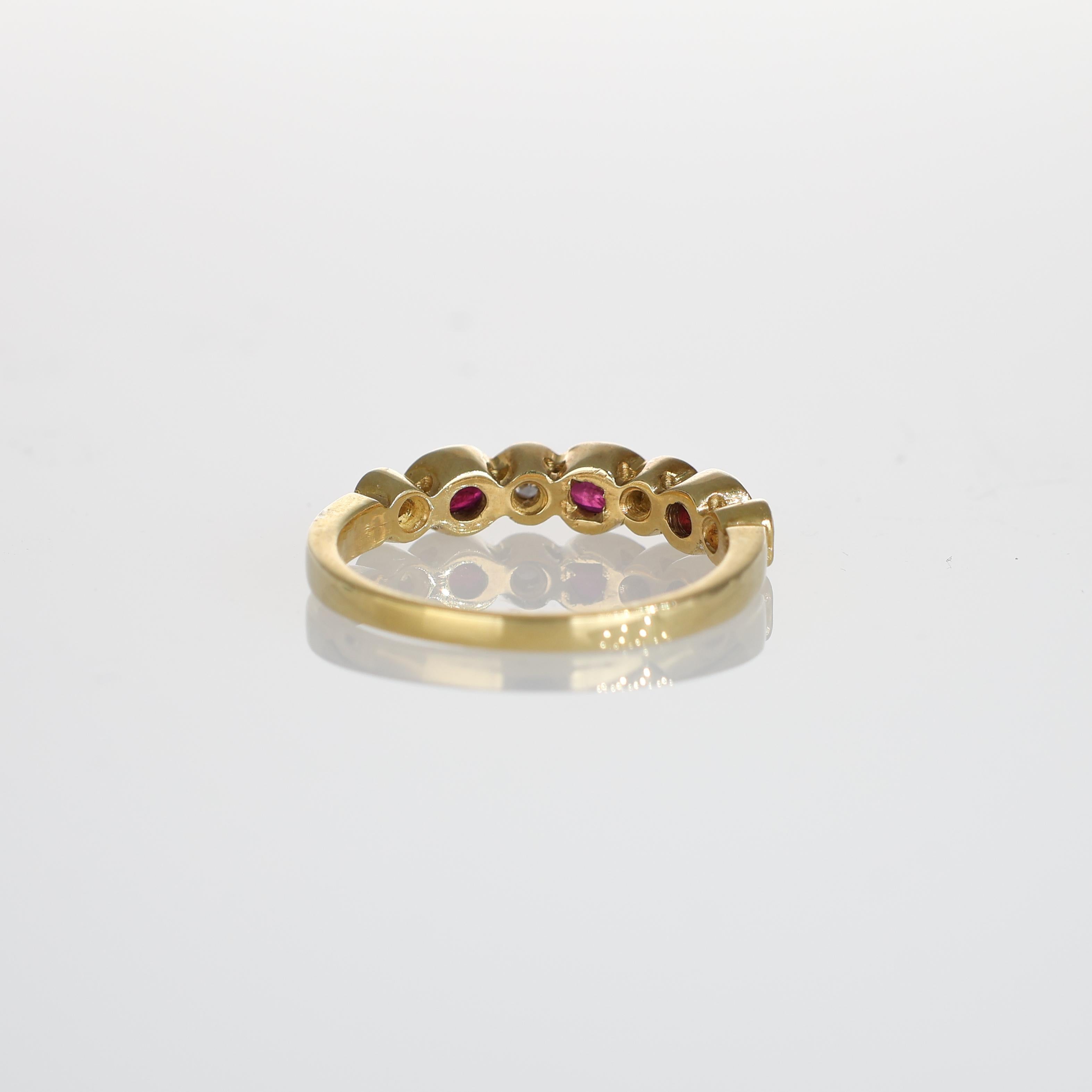 Femenino o masculino Anillo de oro amarillo de 18 quilates con rubíes ovales y diamantes talla brillante en venta