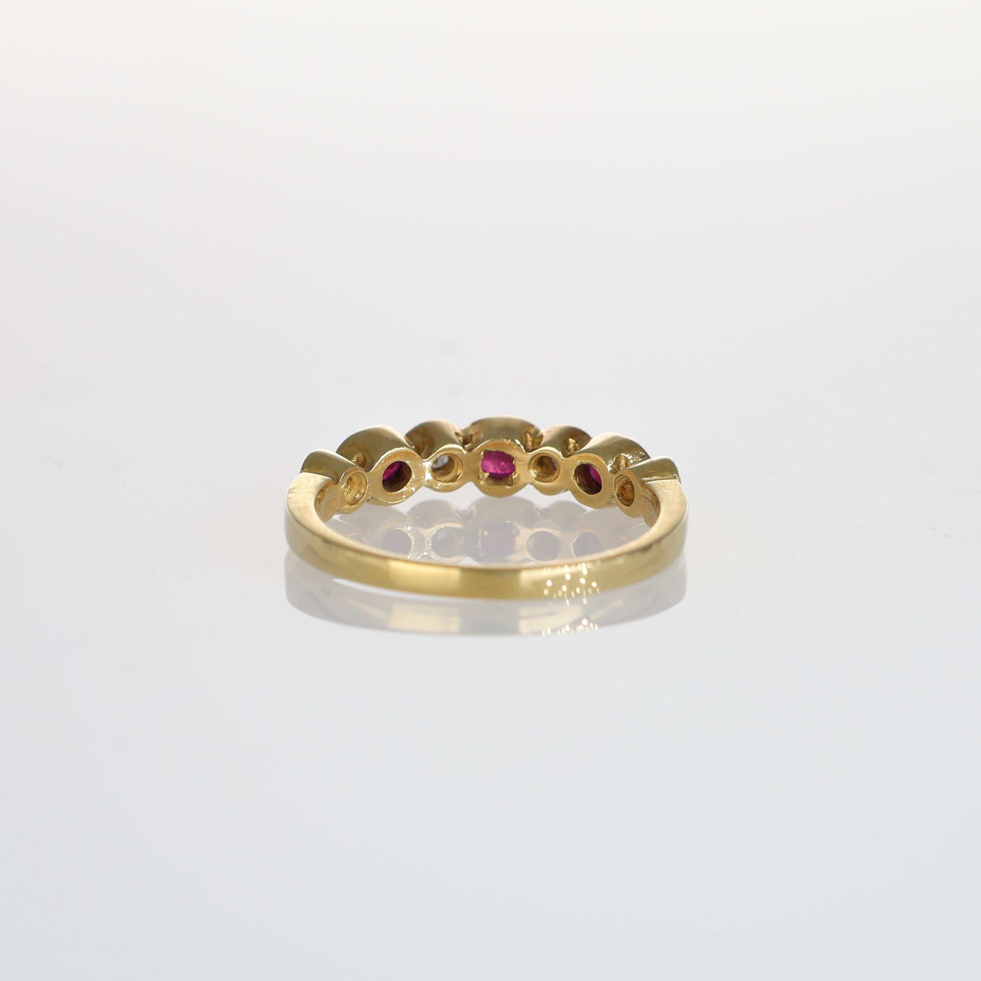Anillo de oro amarillo de 18 quilates con rubíes ovales y diamantes talla brillante en venta 1