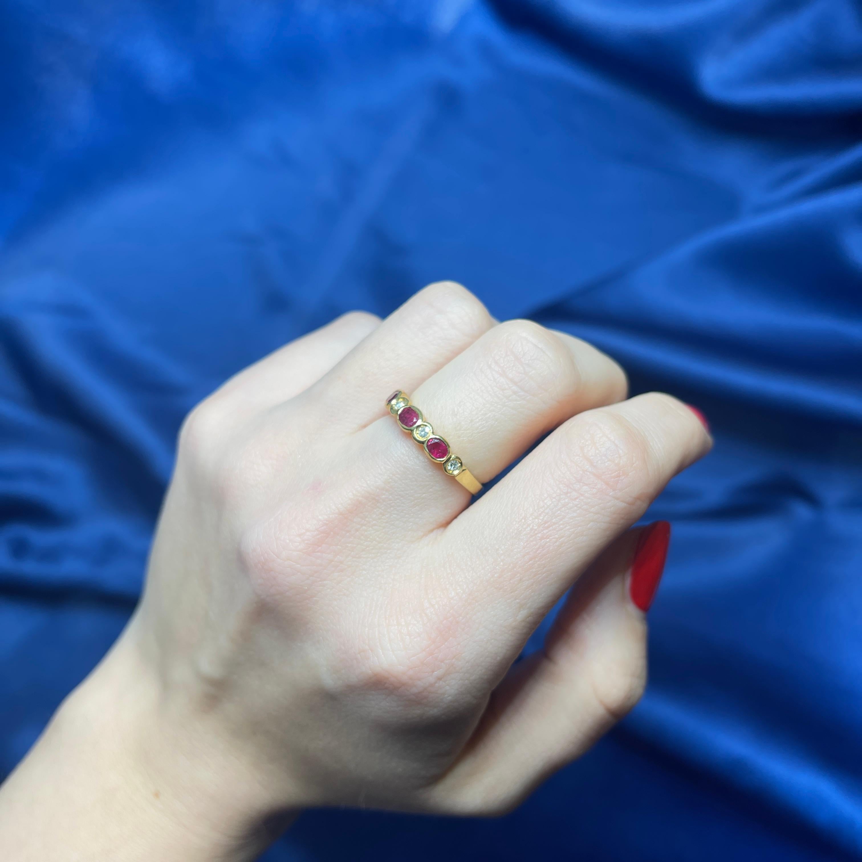 Anillo de oro amarillo de 18 quilates con rubíes ovales y diamantes talla brillante en venta 3