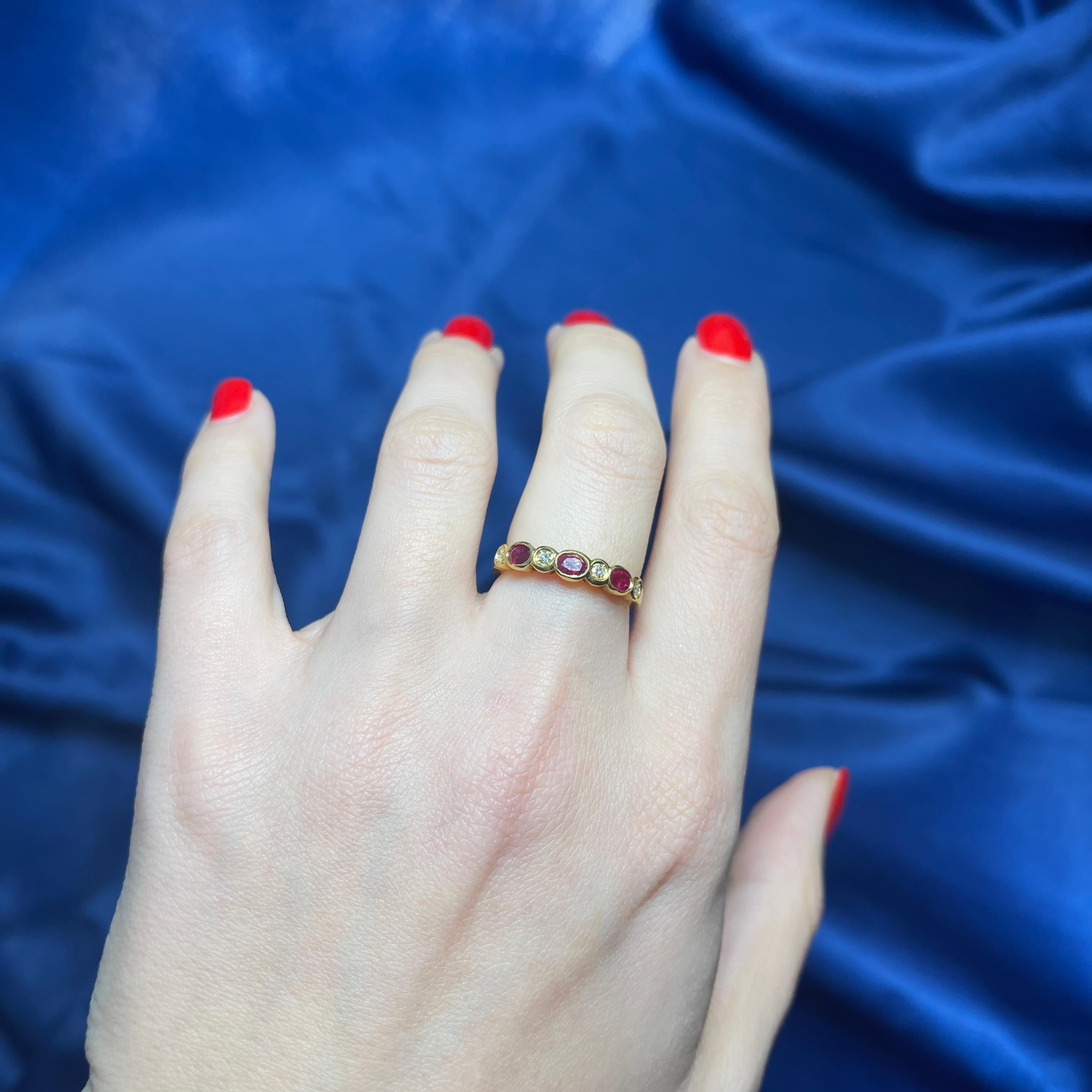 Anillo de oro amarillo de 18 quilates con rubíes ovales y diamantes talla brillante en venta 4