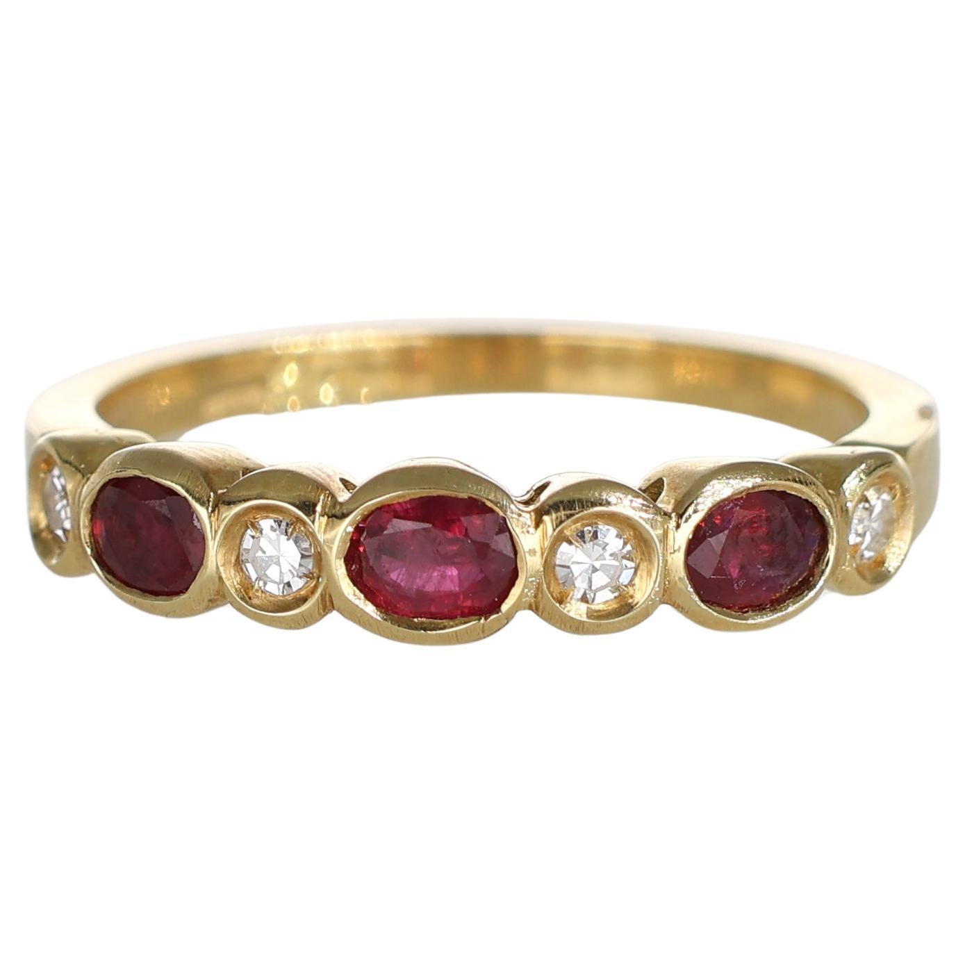 Anillo de oro amarillo de 18 quilates con rubíes ovales y diamantes talla brillante en venta