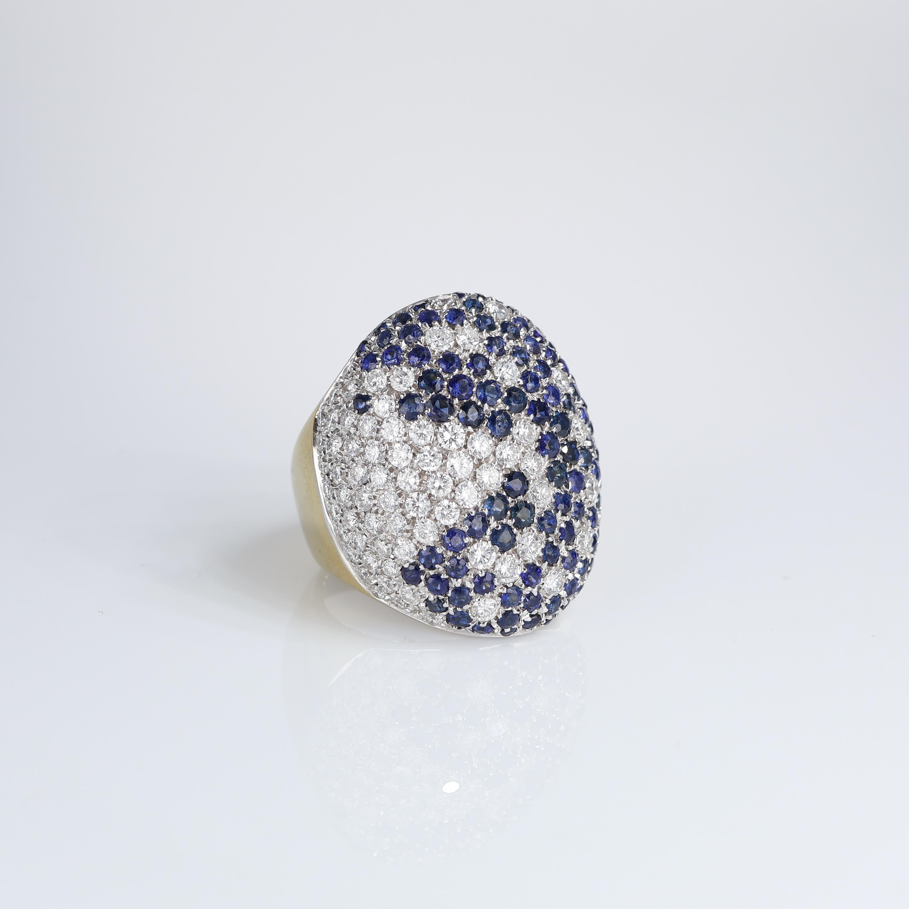 18k Gelbgold Ring mit Pavé Diamanten 2,43 ct und blauen Saphiren 8,55 ct (Brillantschliff) im Angebot