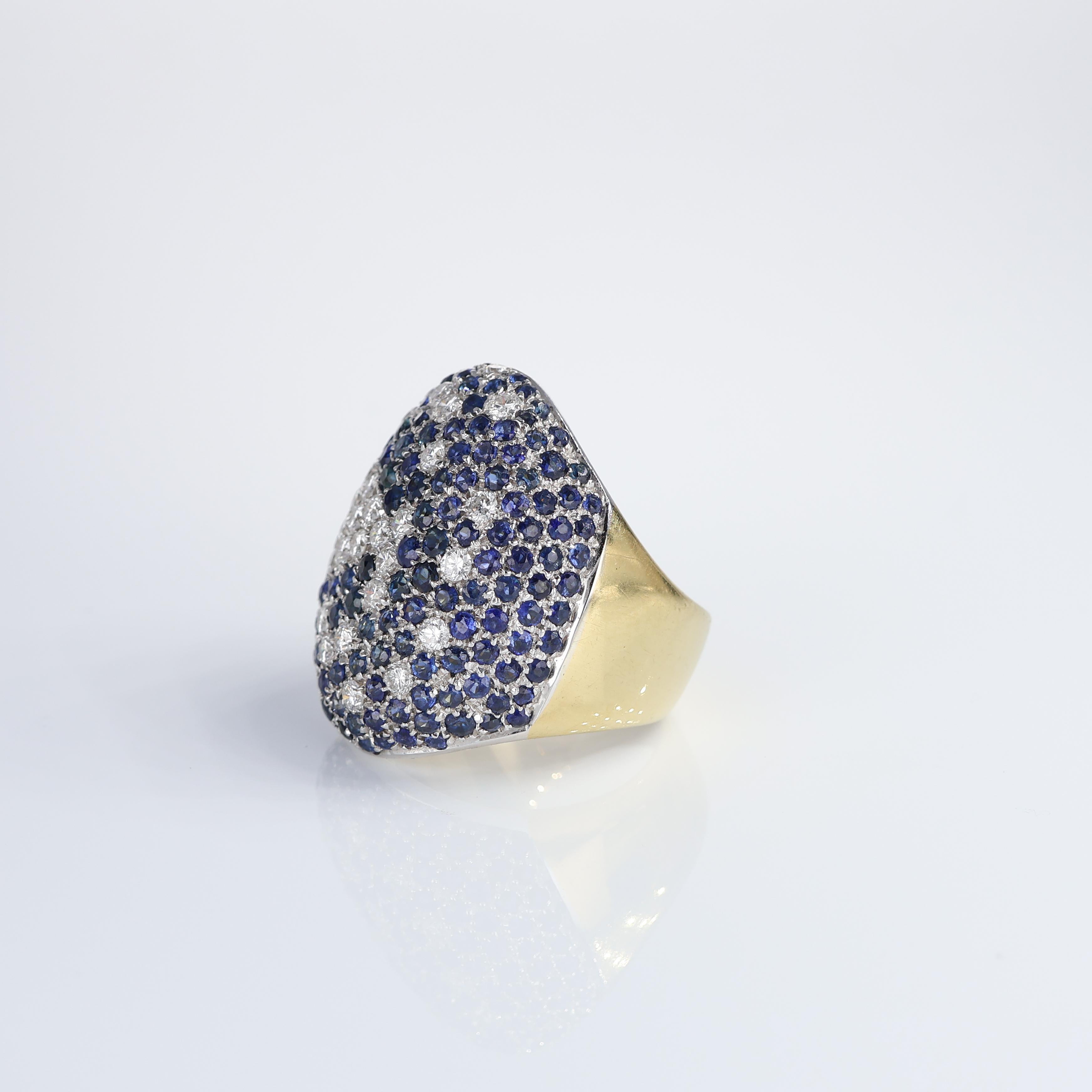 18k Gelbgold Ring mit Pavé Diamanten 2,43 ct und blauen Saphiren 8,55 ct im Zustand „Neu“ im Angebot in Bergamo, BG