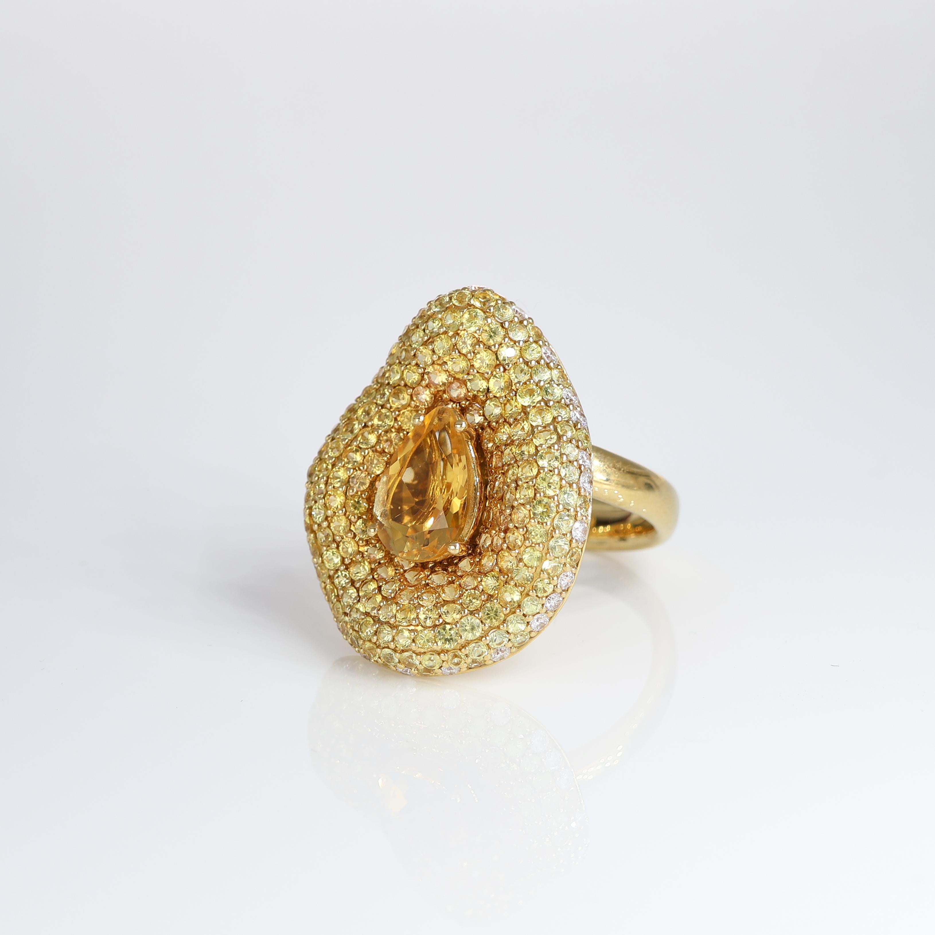 Taille poire Bague en or jaune 18 carats avec citrine taille poire, saphirs naturels et diamants blancs en vente