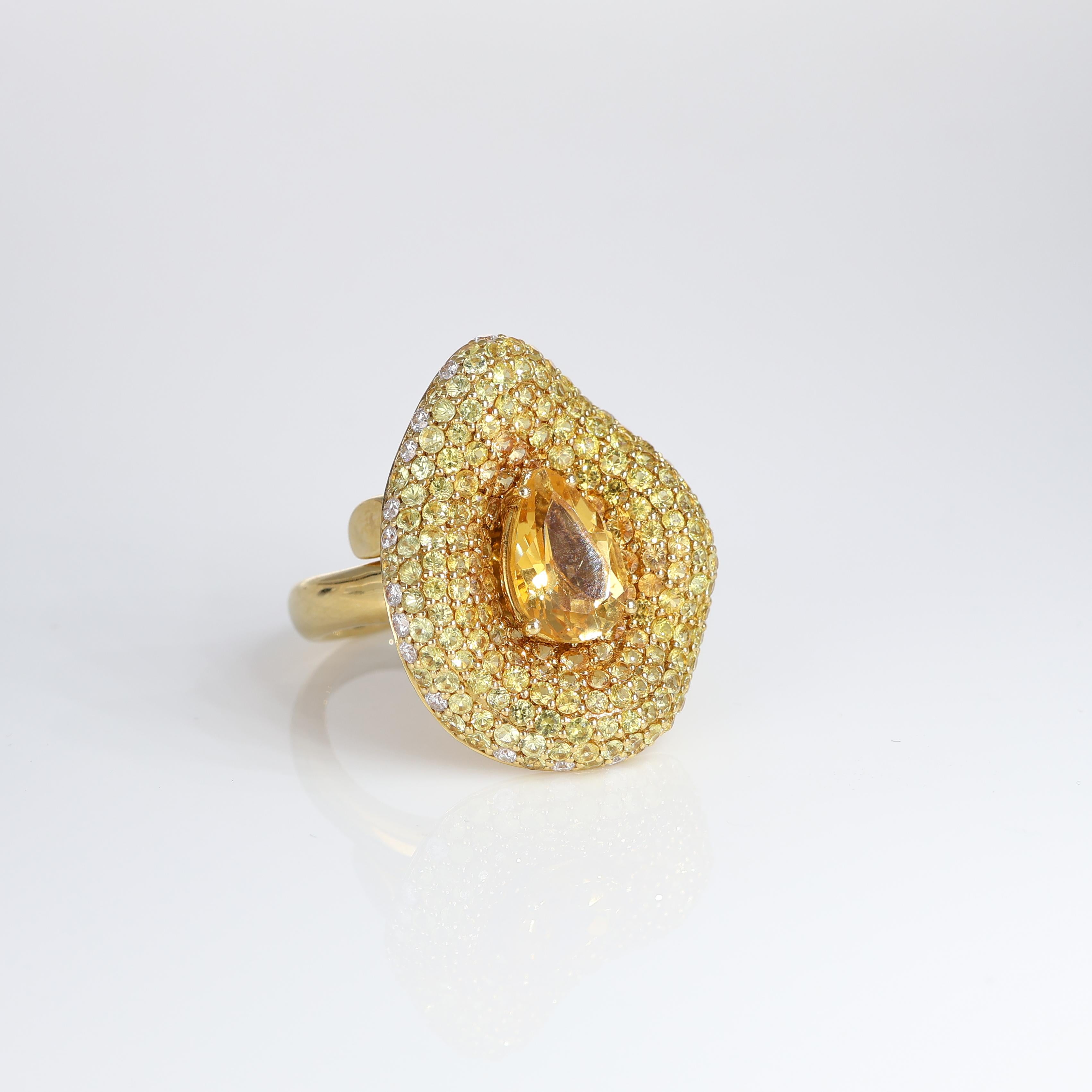 Bague en or jaune 18 carats avec citrine taille poire, saphirs naturels et diamants blancs Neuf - En vente à Bergamo, BG