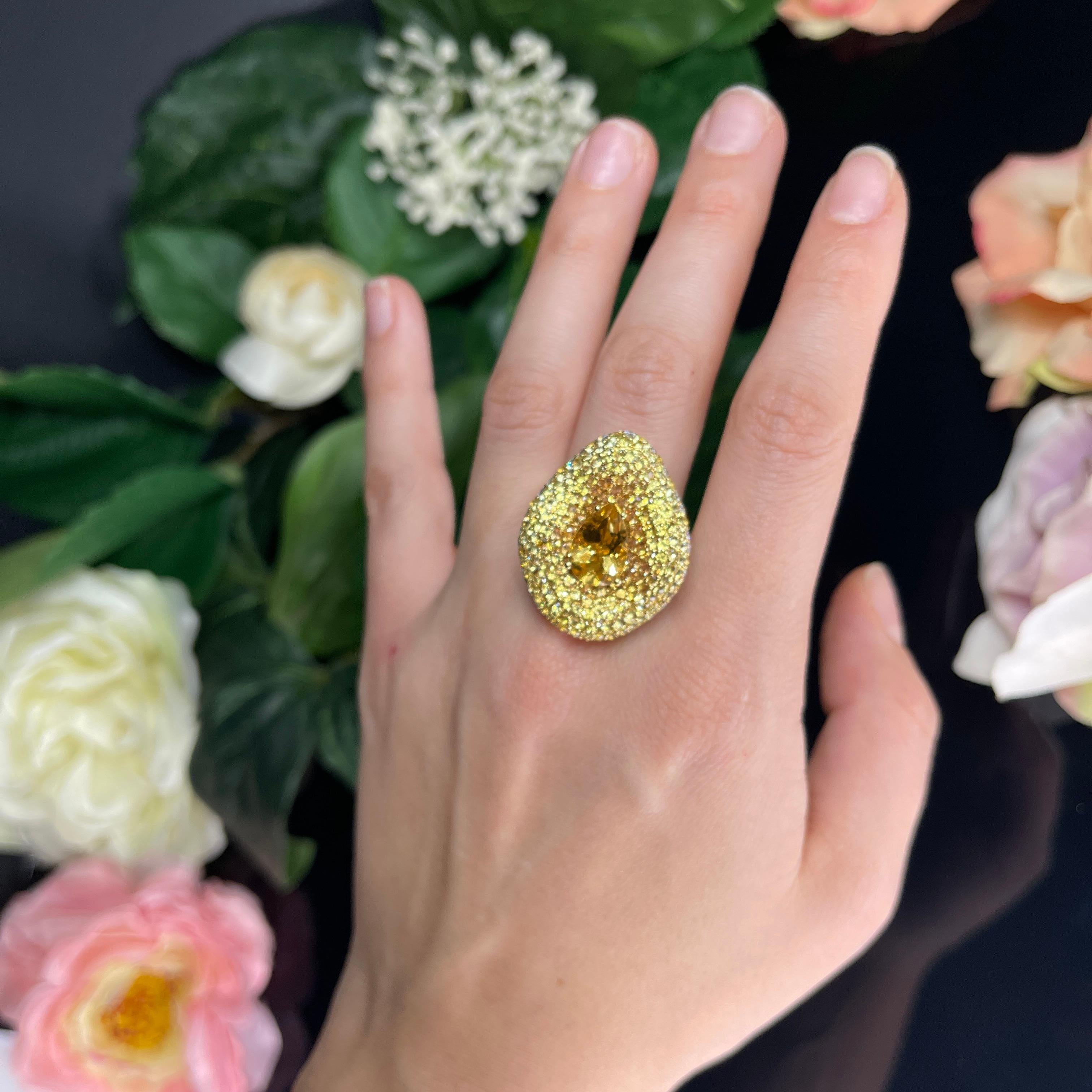 Bague en or jaune 18 carats avec citrine taille poire, saphirs naturels et diamants blancs en vente 2