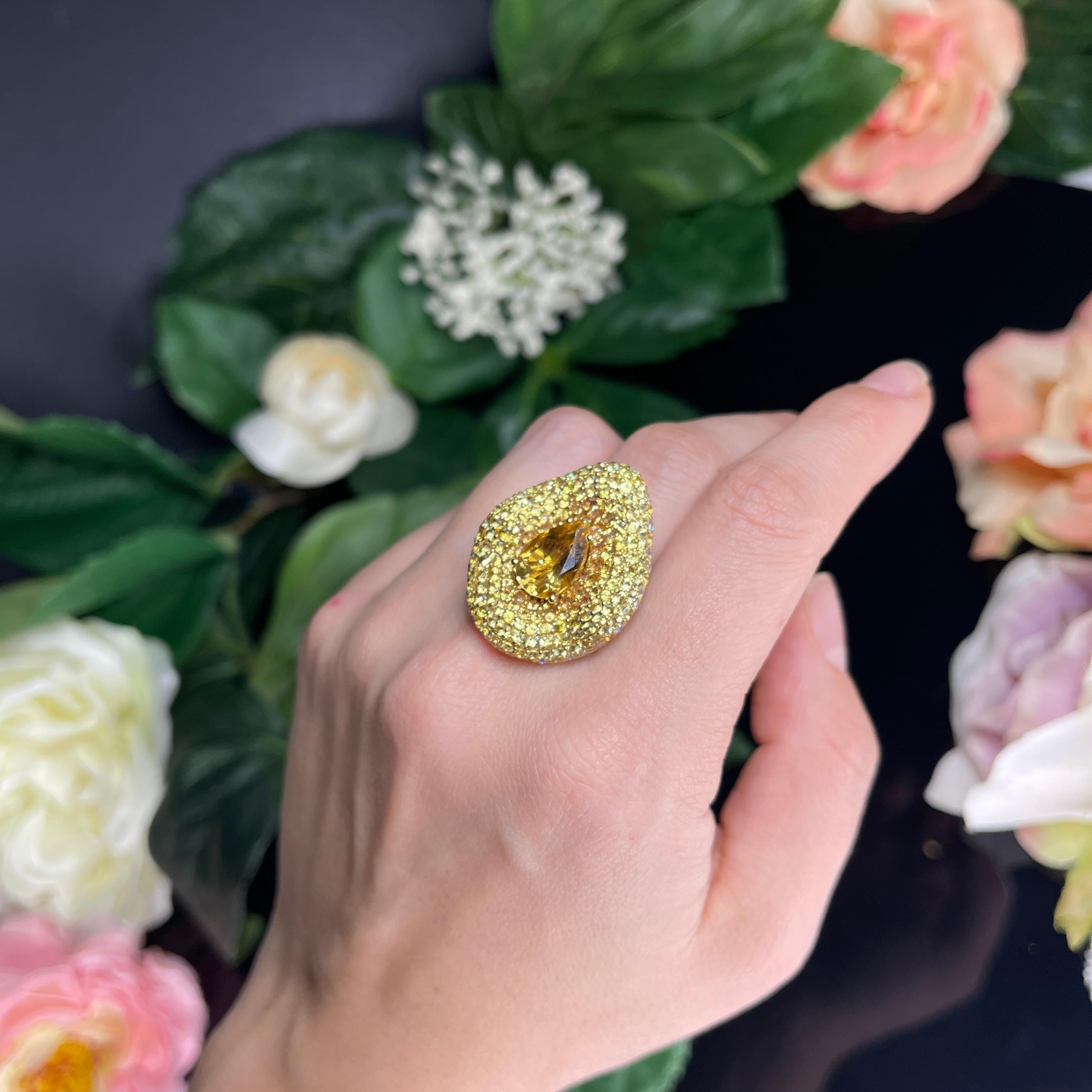 Bague en or jaune 18 carats avec citrine taille poire, saphirs naturels et diamants blancs en vente 3
