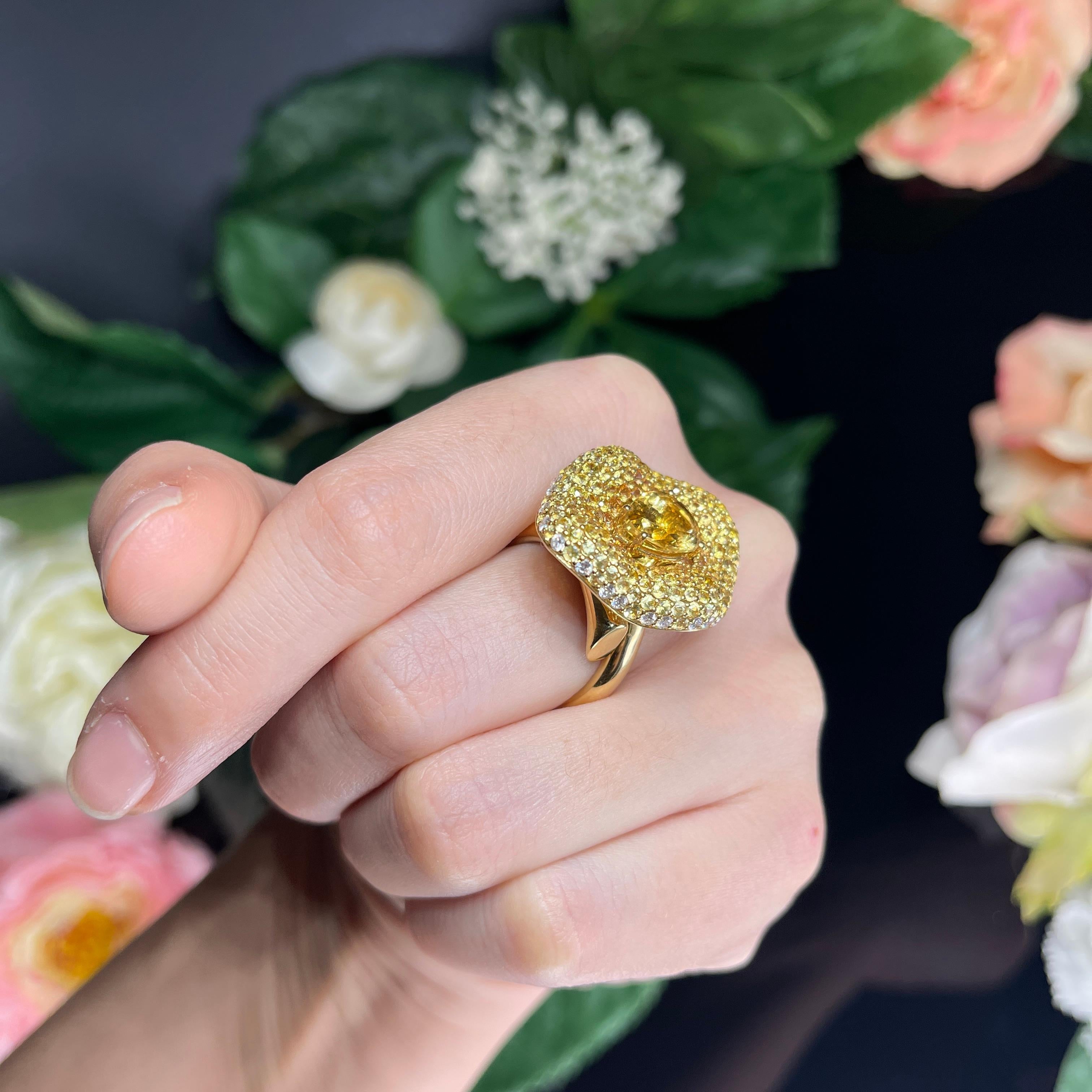 Bague en or jaune 18 carats avec citrine taille poire, saphirs naturels et diamants blancs en vente 4