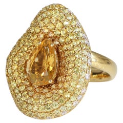 Anillo de oro amarillo de 18k con citrino talla pera, zafiros naturales y diamante blanco