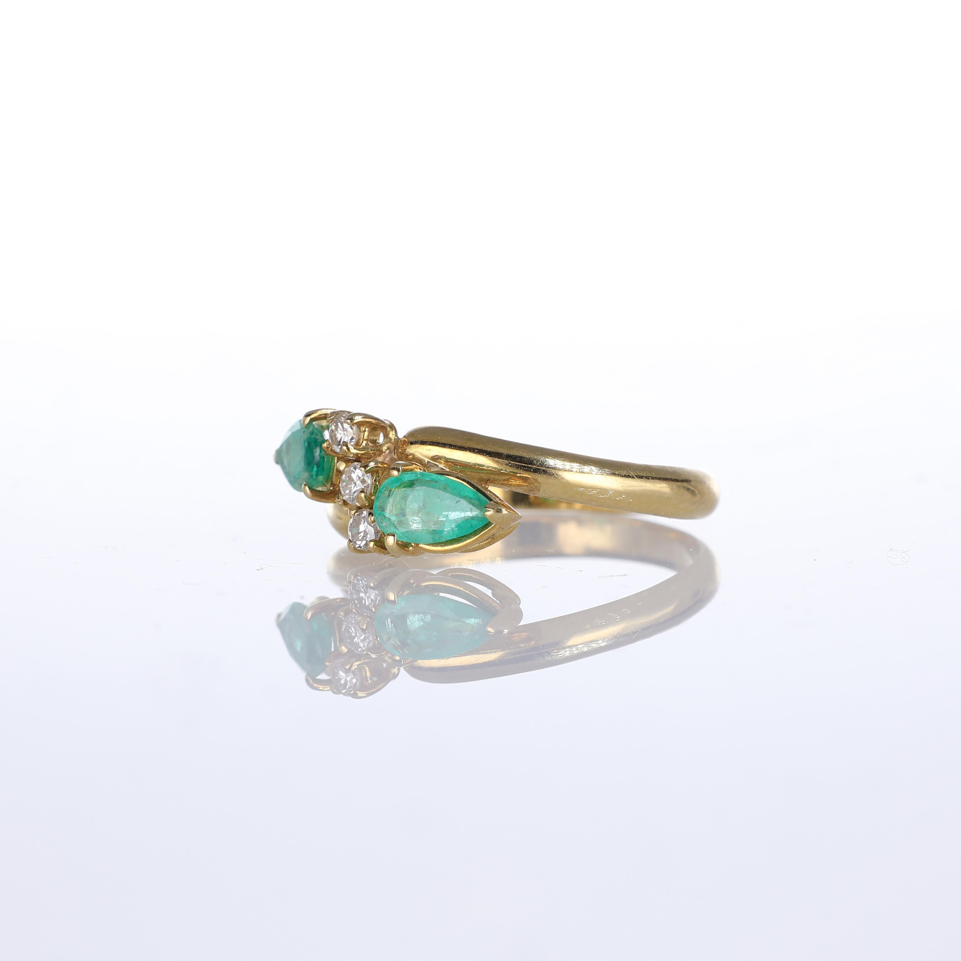 18k Yellow Gold Ring with Pear-Cut Emeralds and Diamonds In New Condition For Sale In Bergamo, BG