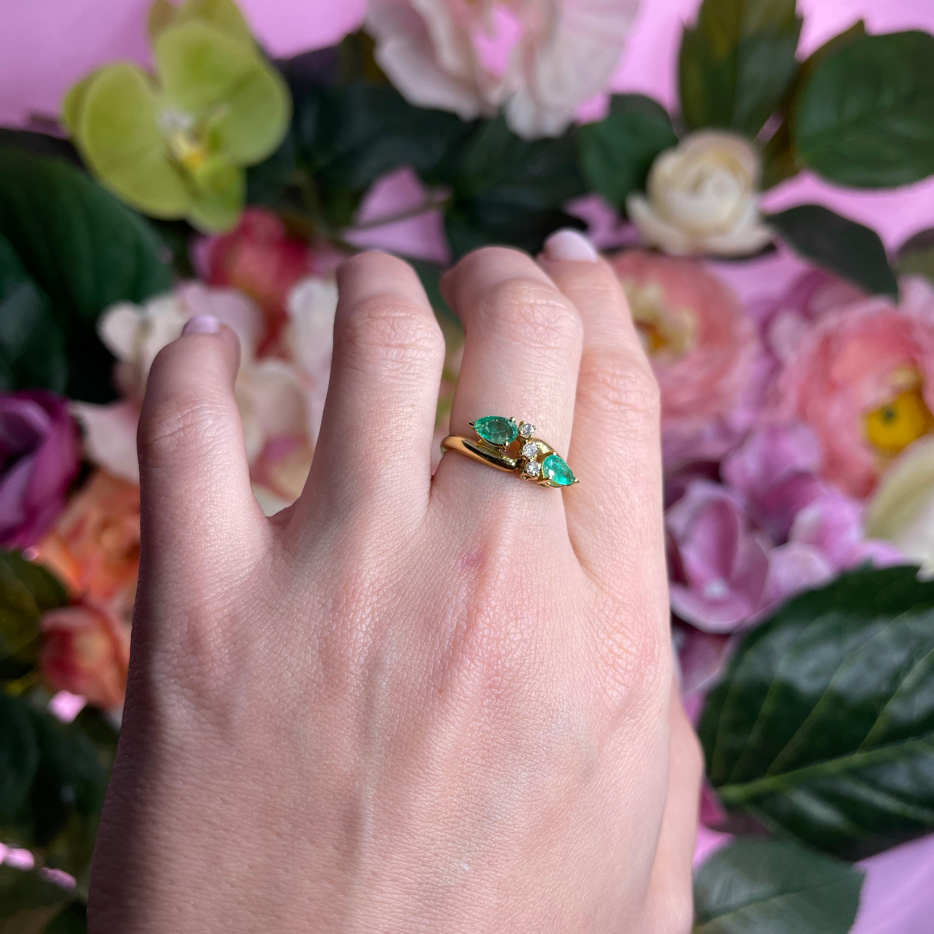 18k Yellow Gold Ring with Pear-Cut Emeralds and Diamonds For Sale 2
