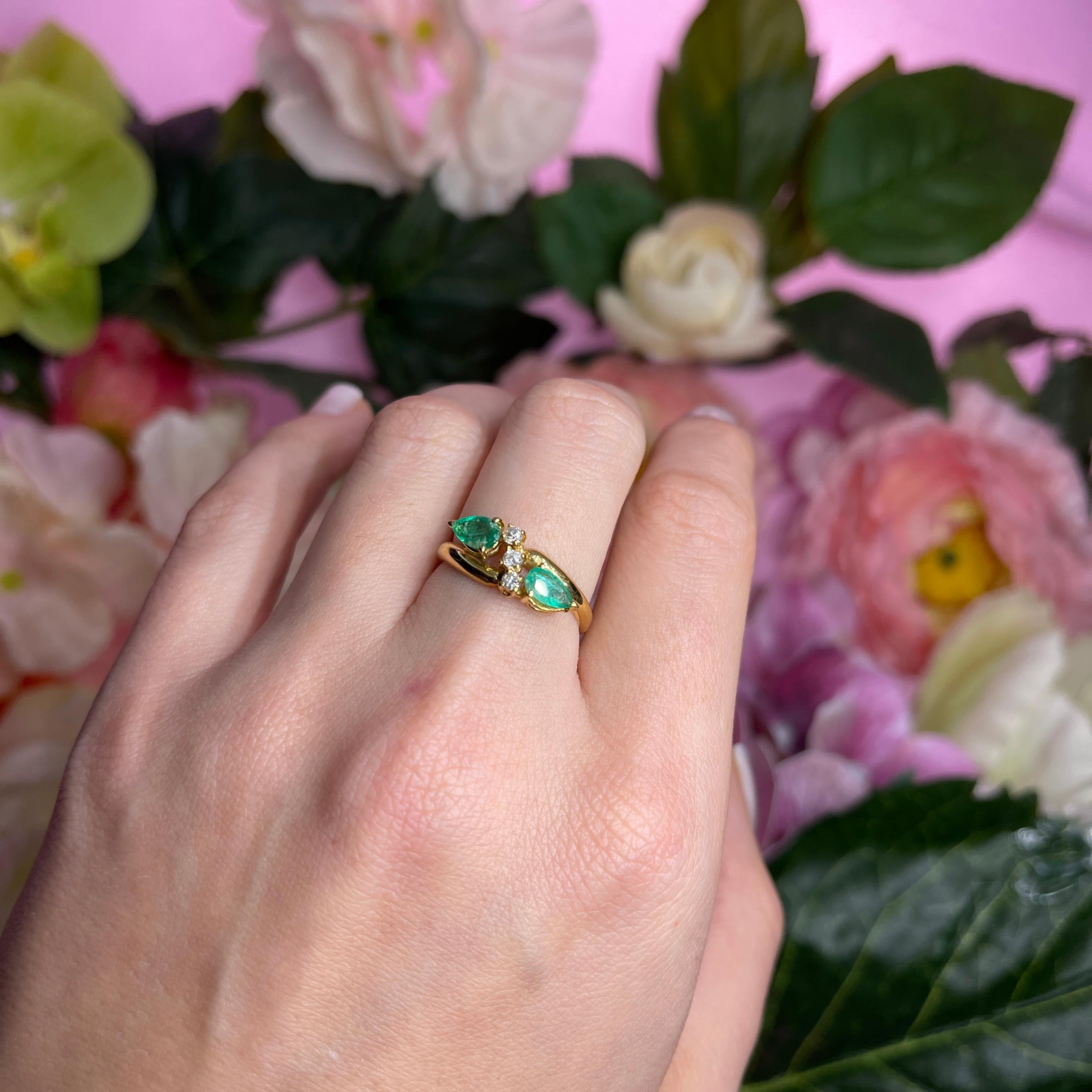 18k Yellow Gold Ring with Pear-Cut Emeralds and Diamonds For Sale 3