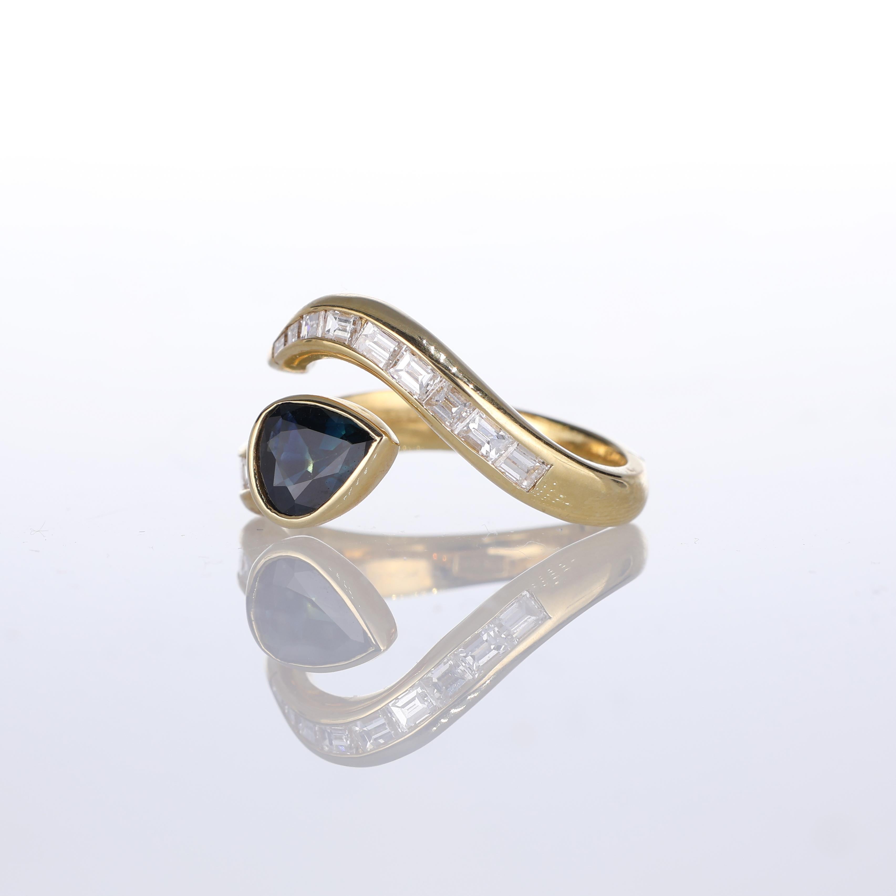 18k Yellow Gold Ring with Pear-Cut Sapphire and Baguette Diamonds In New Condition For Sale In Bergamo, BG