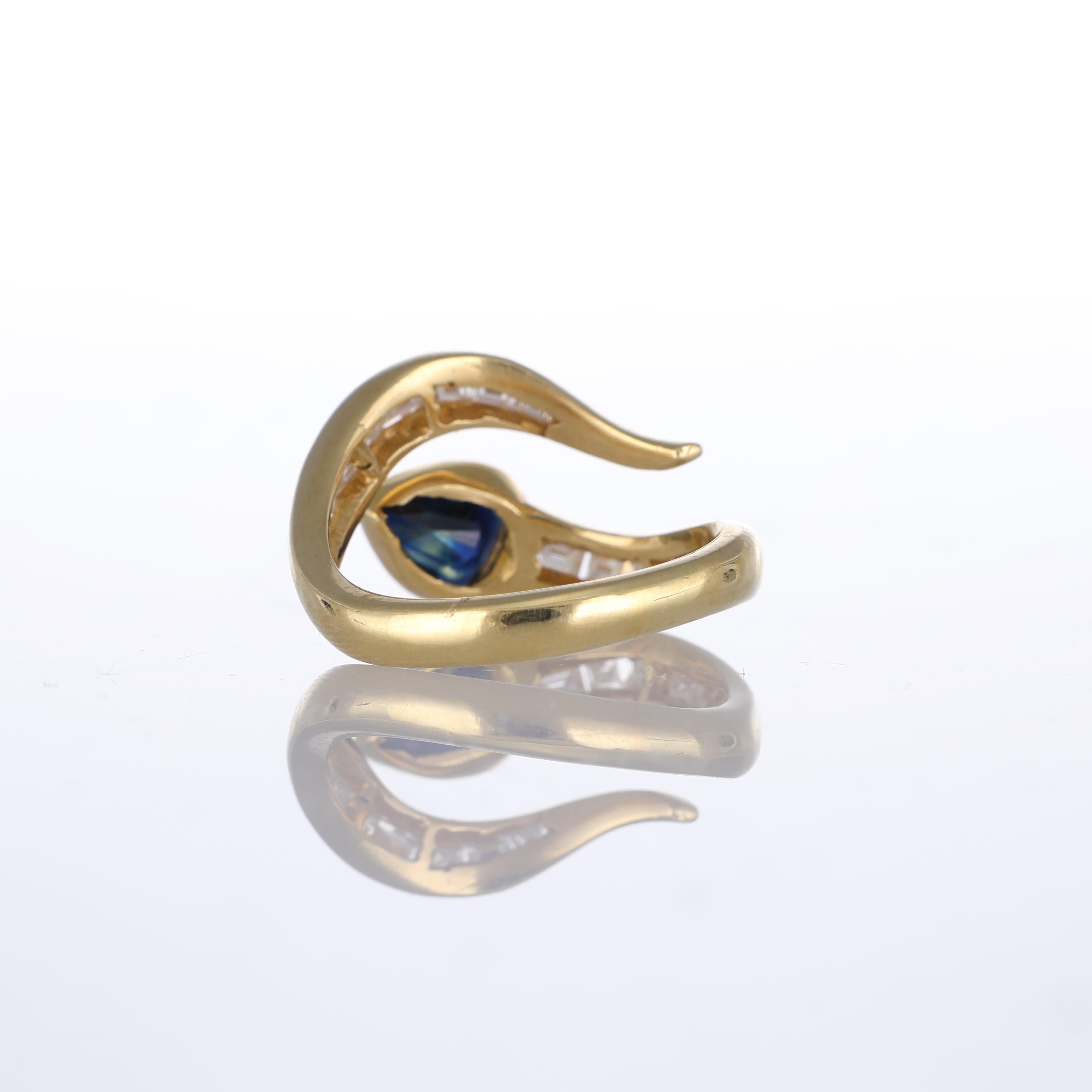 Women's or Men's 18k Yellow Gold Ring with Pear-Cut Sapphire and Baguette Diamonds For Sale
