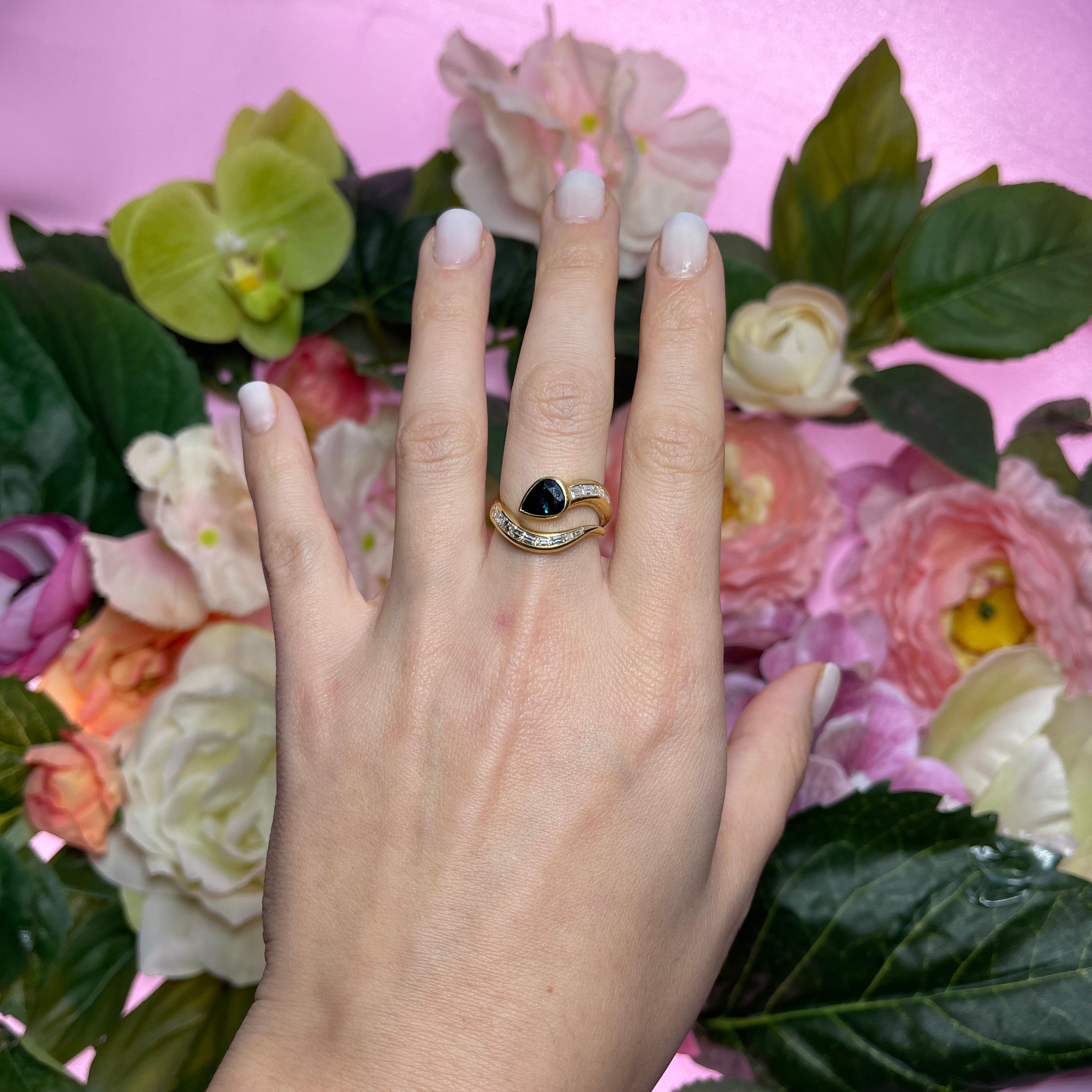 18k Yellow Gold Ring with Pear-Cut Sapphire and Baguette Diamonds For Sale 1