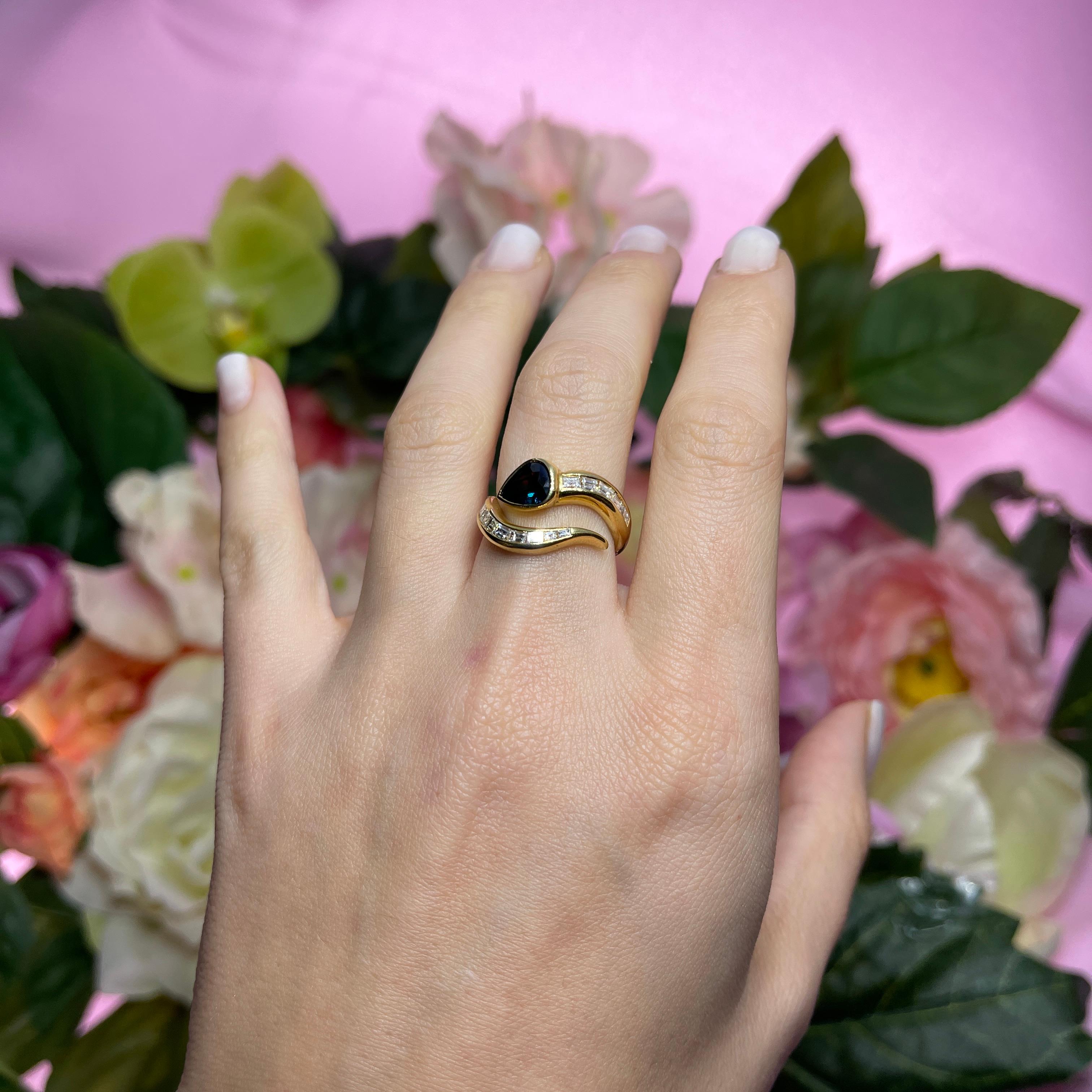 18k Yellow Gold Ring with Pear-Cut Sapphire and Baguette Diamonds For Sale 2