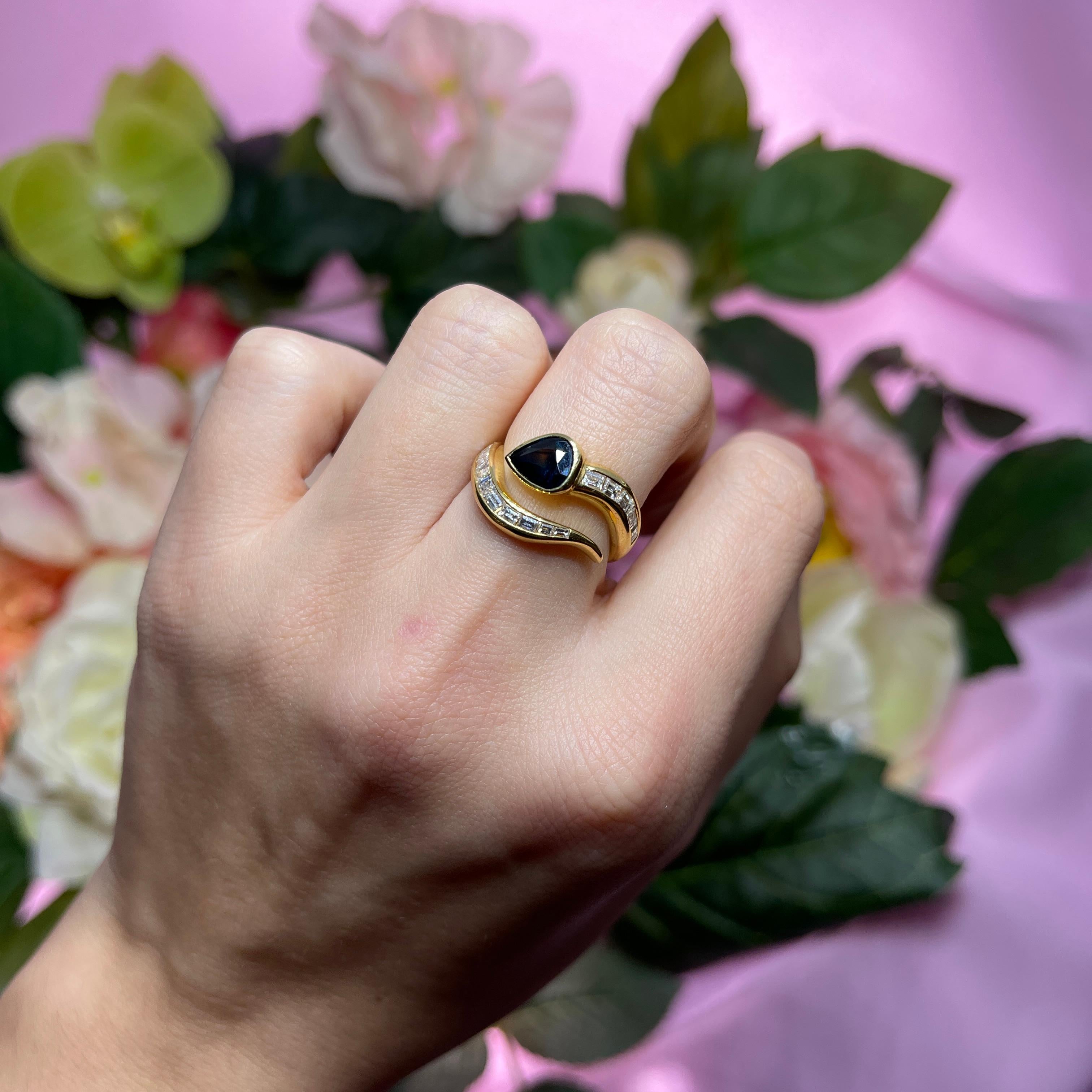 18k Yellow Gold Ring with Pear-Cut Sapphire and Baguette Diamonds For Sale 3