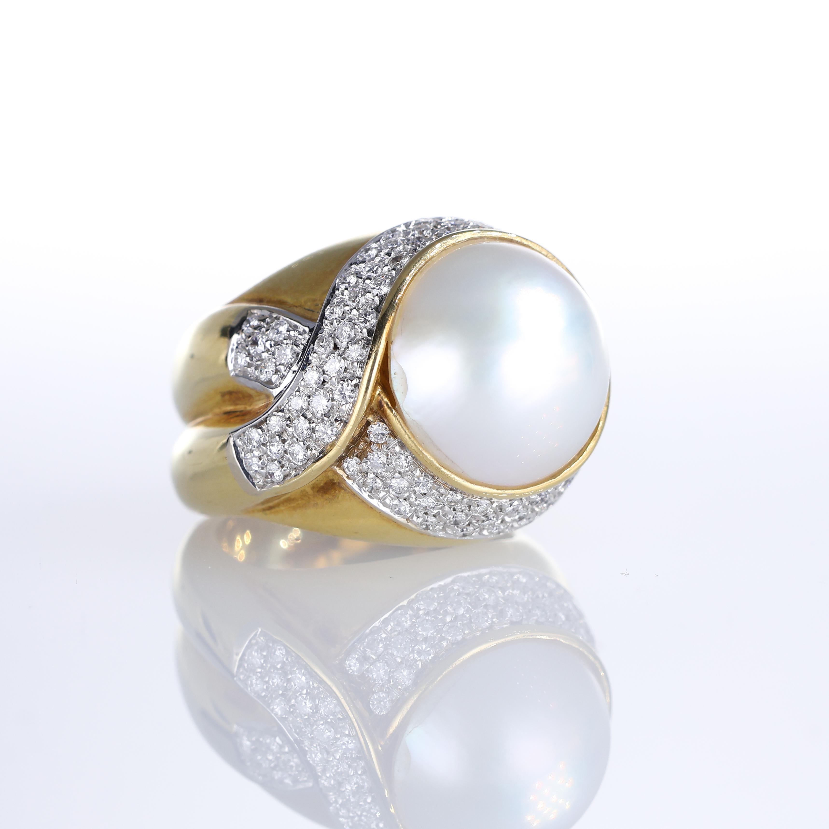 18K Yellow Gold Ring with Pearl and Diamond Pavé In New Condition For Sale In Bergamo, BG