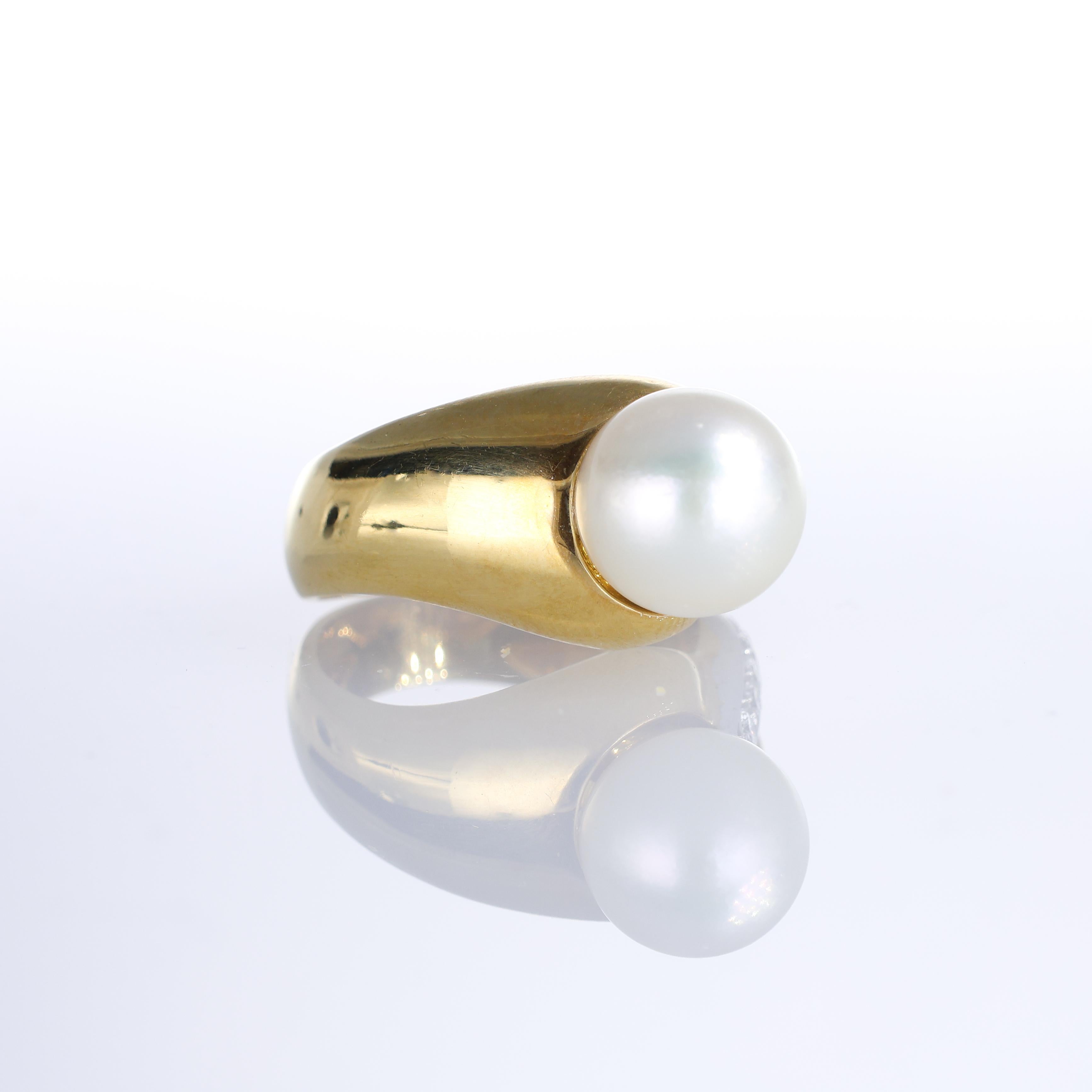 Brilliant Cut 18K Yellow Gold Ring with Pearl and Diamonds For Sale