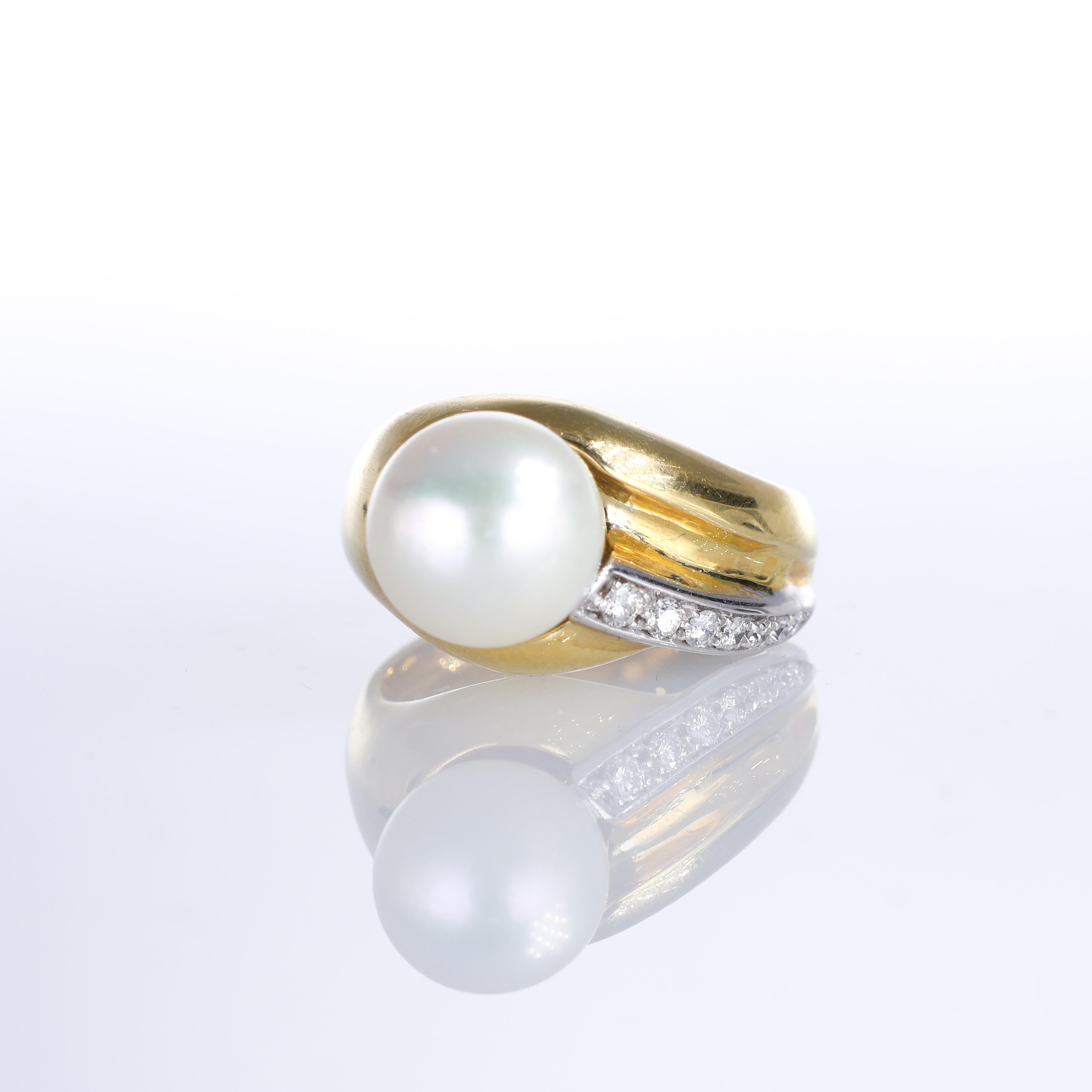 18K Yellow Gold Ring with Pearl and Diamonds In New Condition For Sale In Bergamo, BG